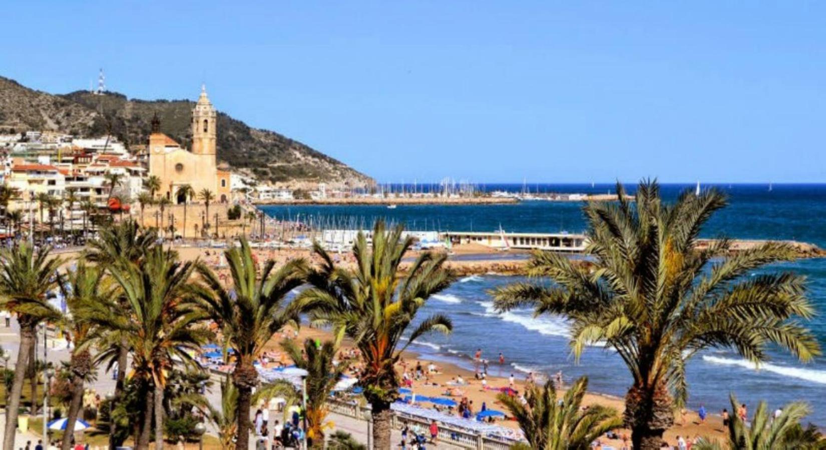 Hola! - Sitges by the beach view 2