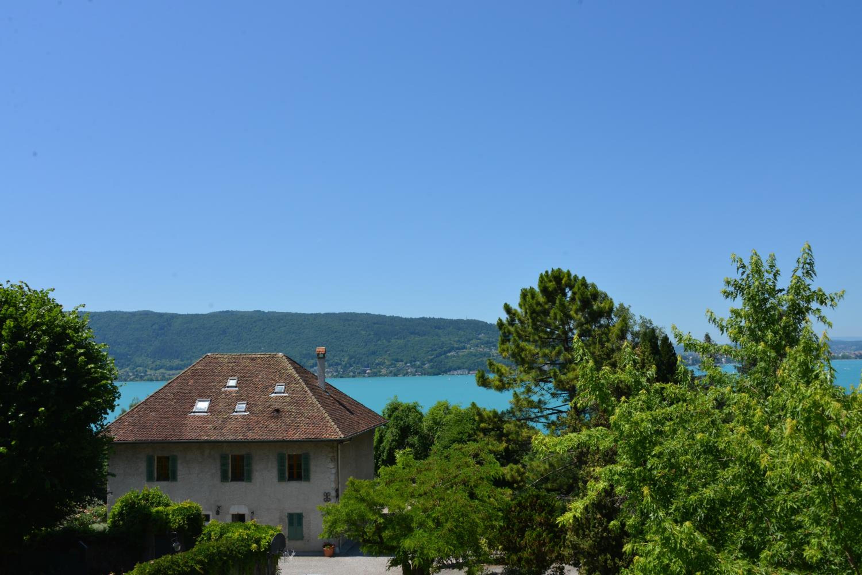 La Villanelle - Magnifique vue sur le lac, 5 minutes à pied de la plage view 3
