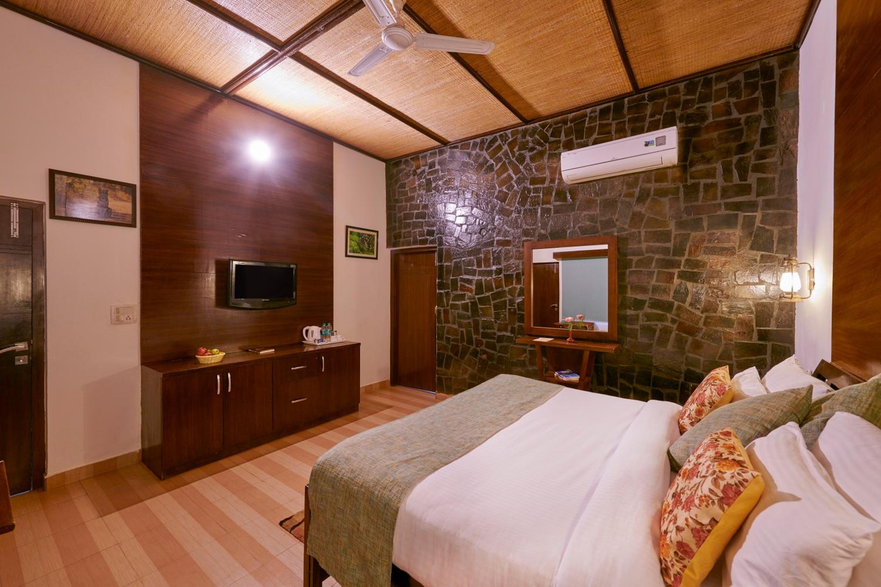 Aacorn Hideaway Resort & Spa