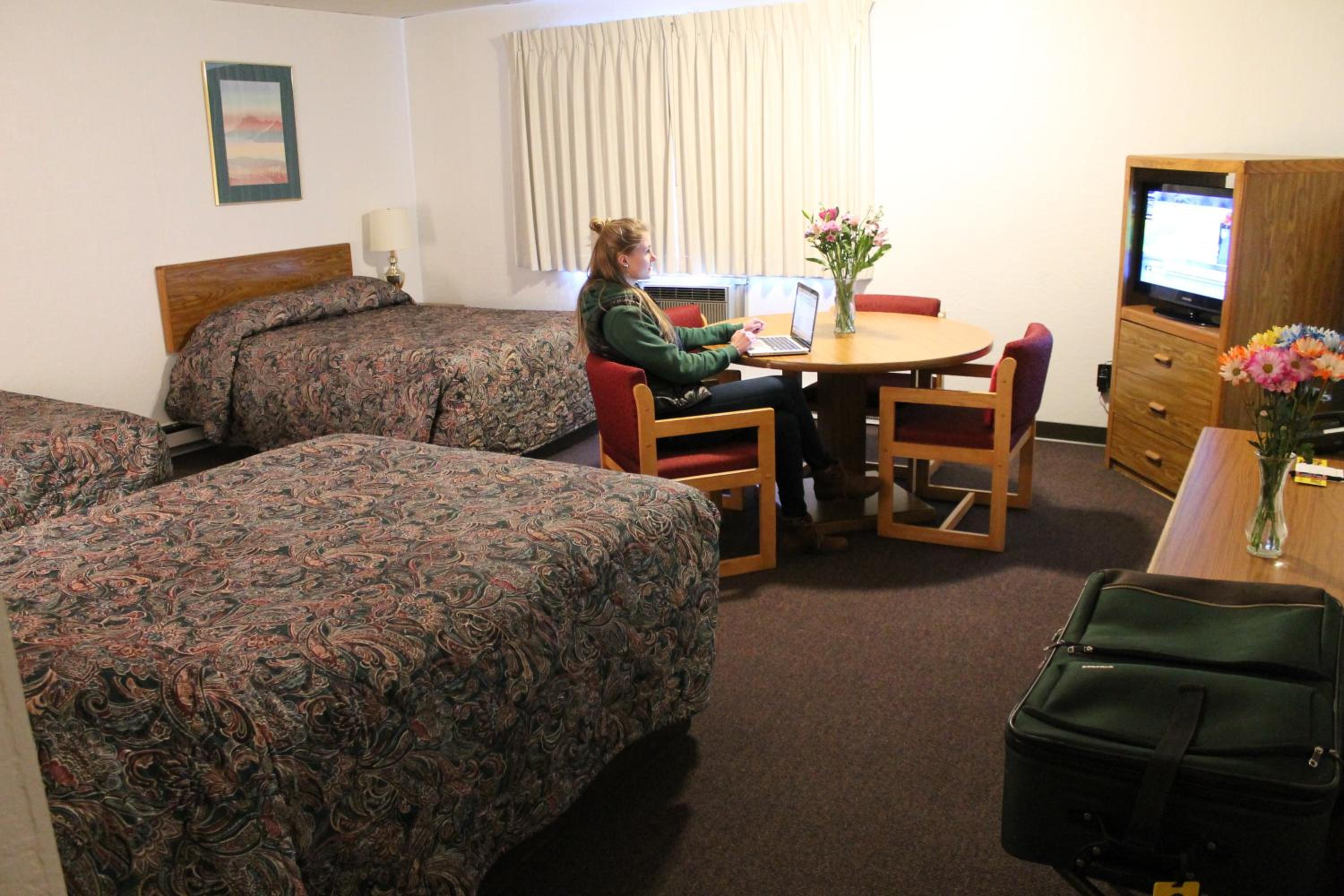 Budget Host Crestview Inn