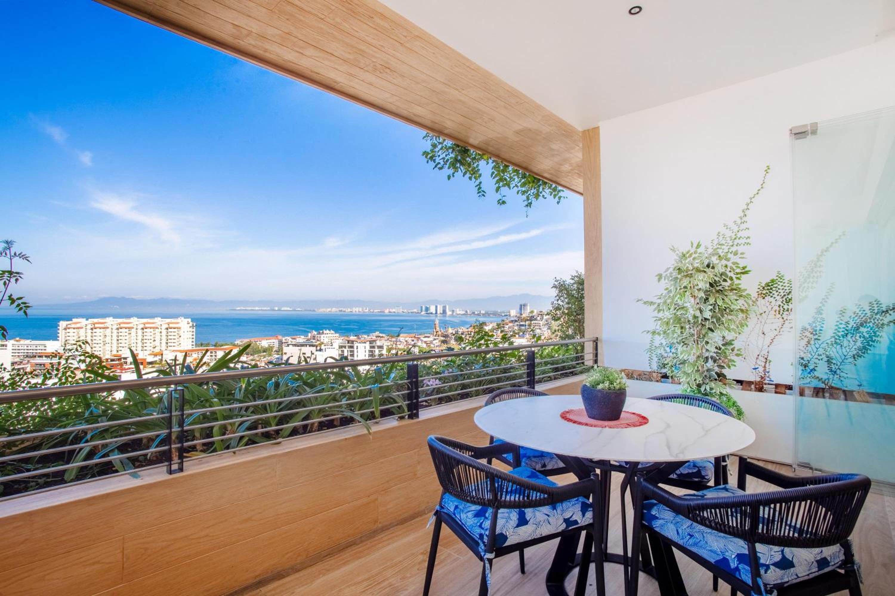 Luxury 1BR + Flex + Heated Rooftop Pool in Soho PV
