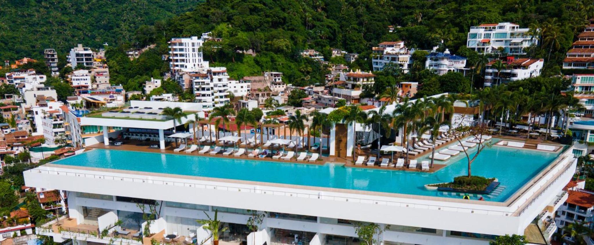 Luxury 1BR + Flex + Heated Rooftop Pool in Soho PV