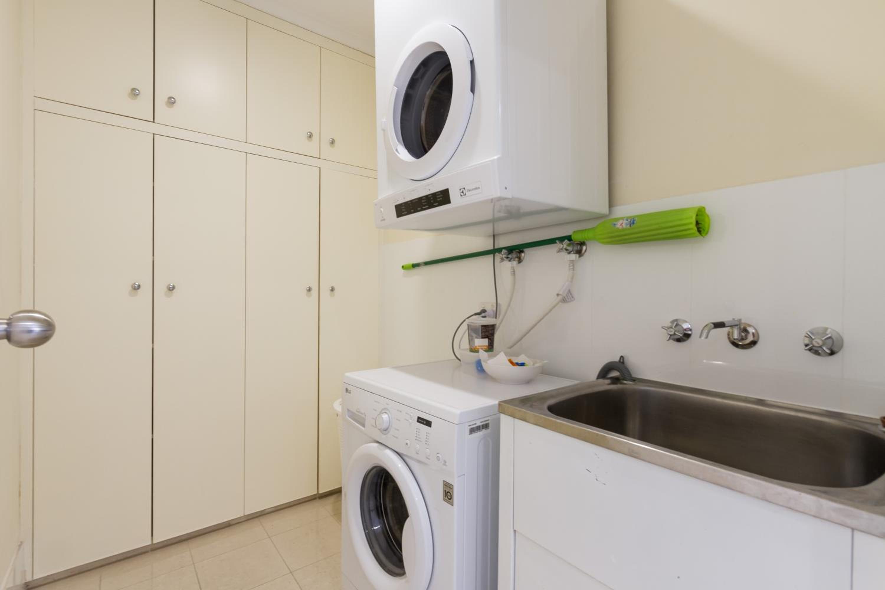 Adelaide Style Accommodation-Close to City-North Adelaide-3 Bdrm- FREE Parking view 2