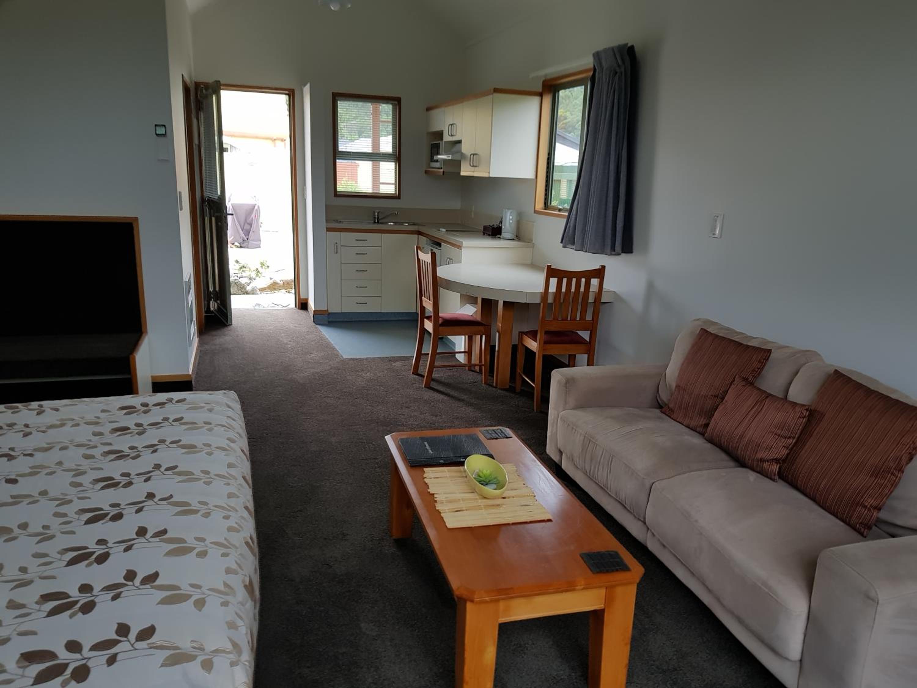 The Anchor Inn Beachfront Motel