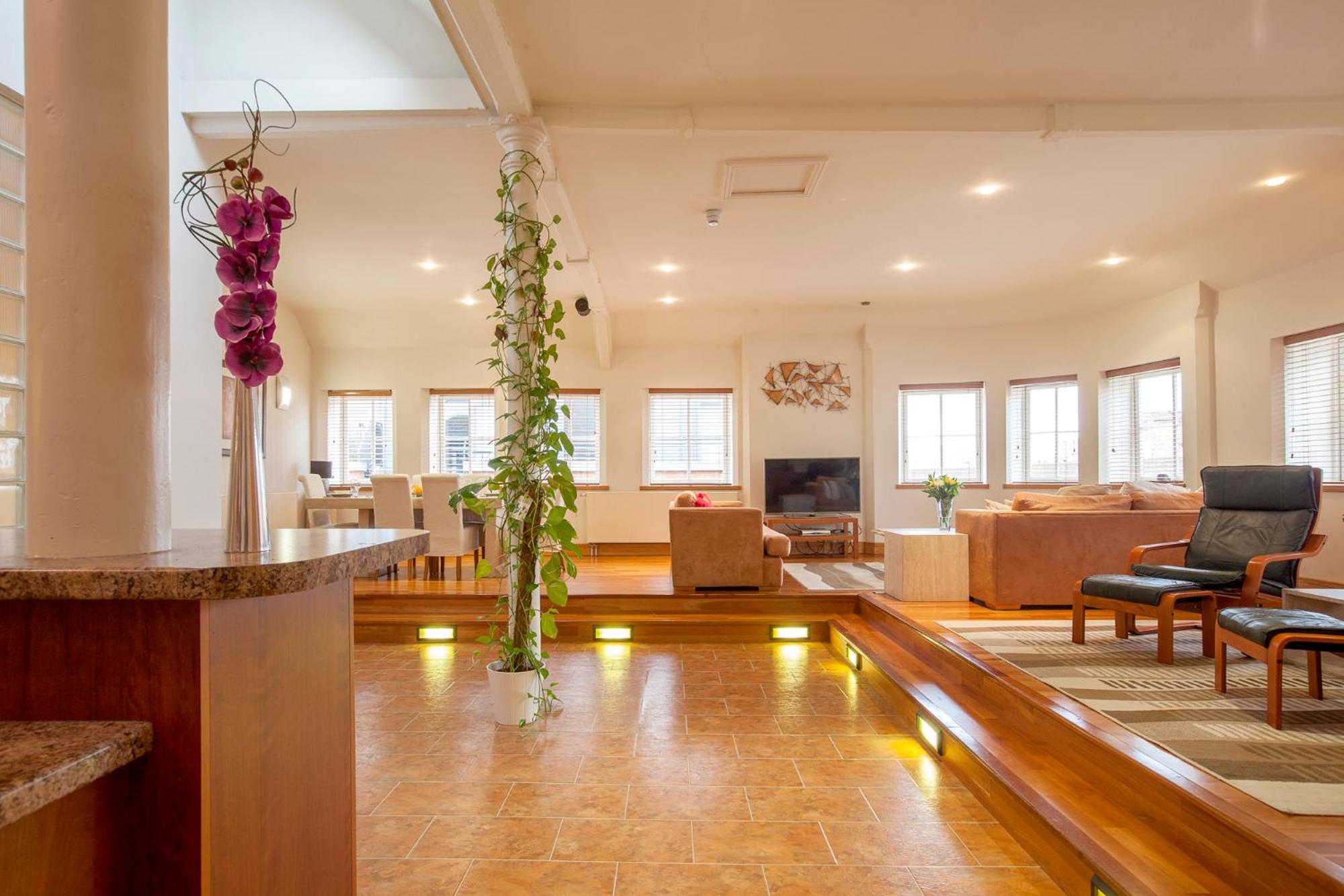 Superb 2 Bed Apartment in Battersea view 2