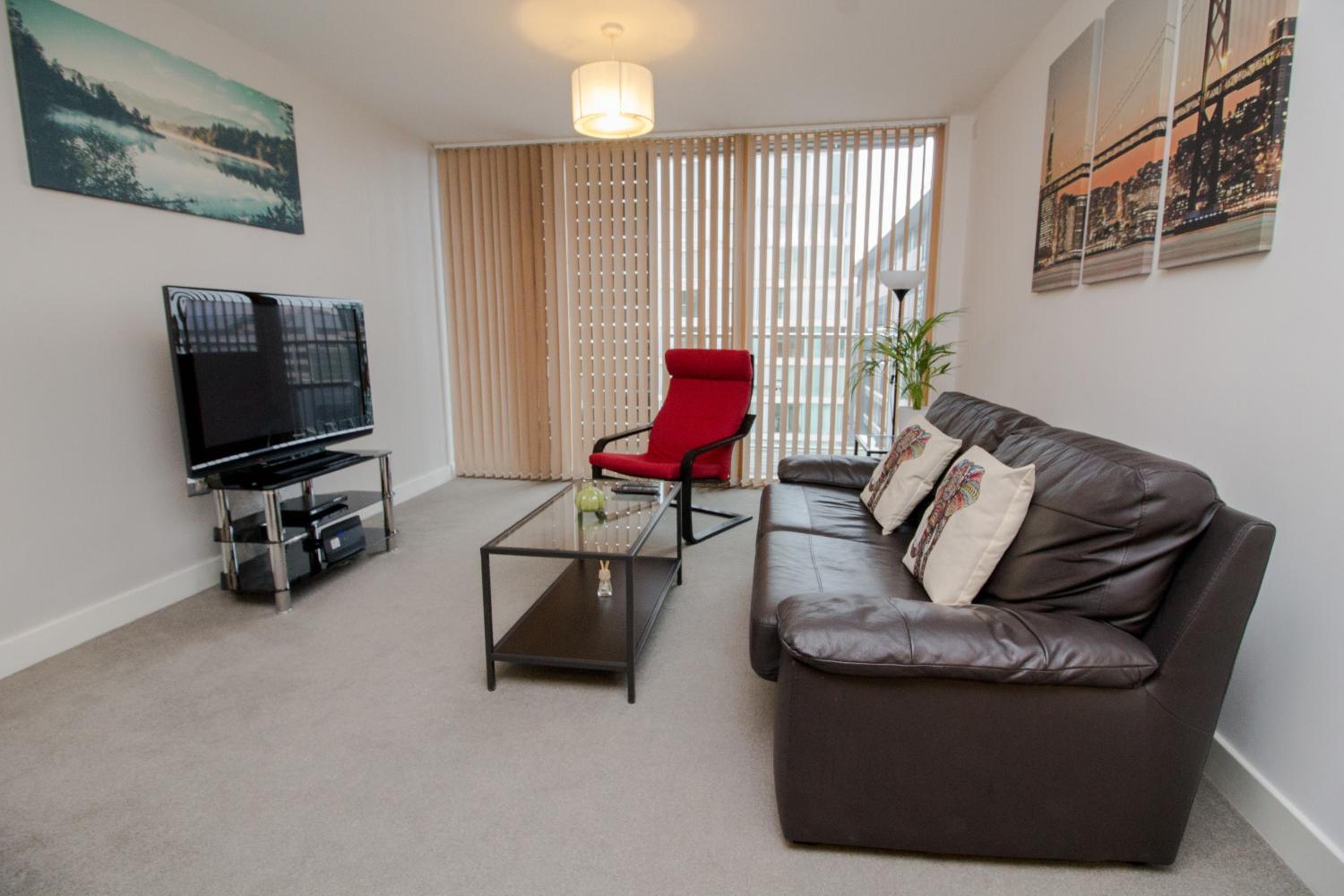 iSTAY APARTMENTS at VIZION - Fully Equipped Modern Serviced Apartments with Balconies, Superfast Broadband, Free Allocated Parking Space, 24h Security, Roo view 2
