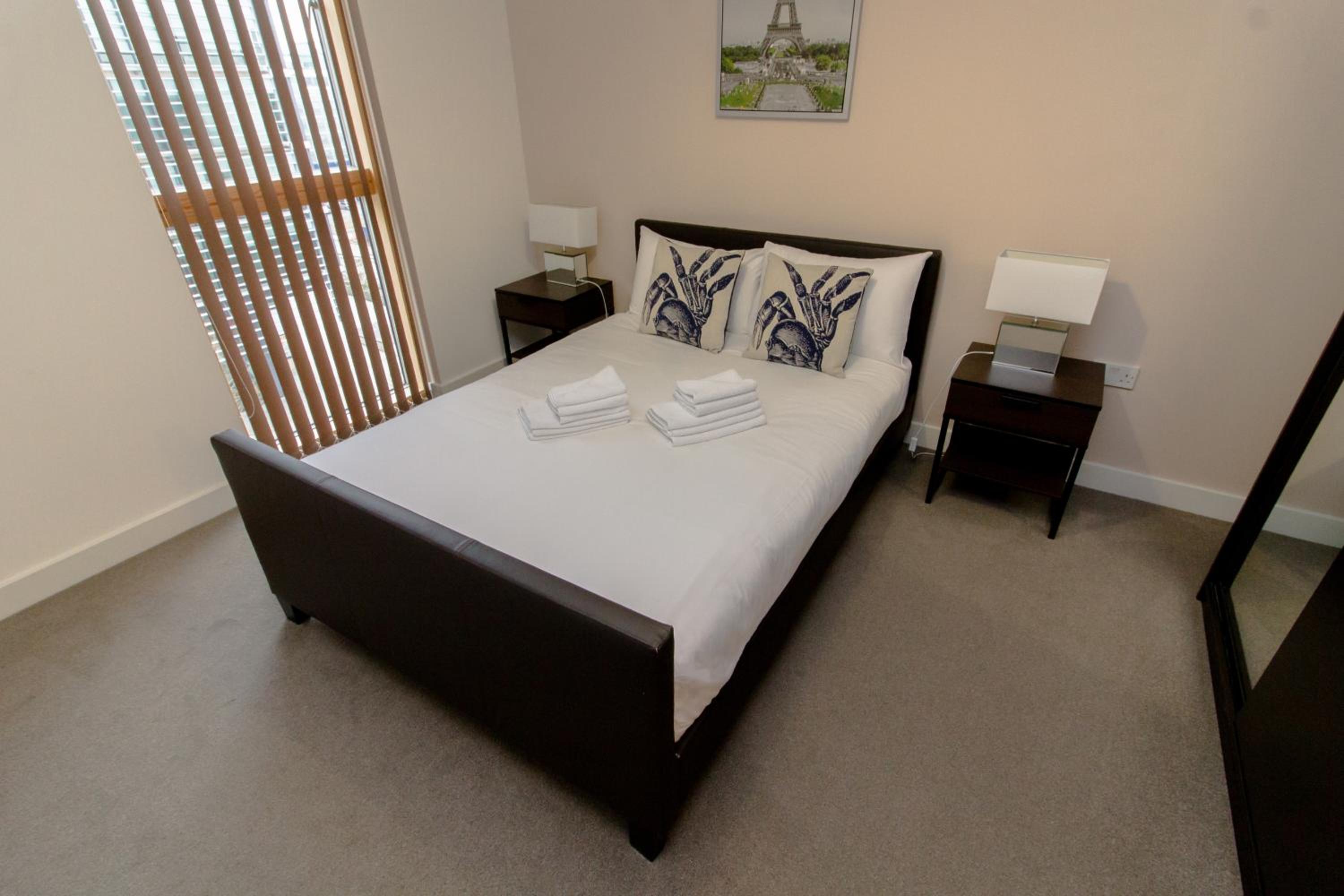 iSTAY APARTMENTS at VIZION - Fully Equipped Modern Serviced Apartments with Balconies, Superfast Broadband, Free Allocated Parking Space, 24h Security, Roo view 3