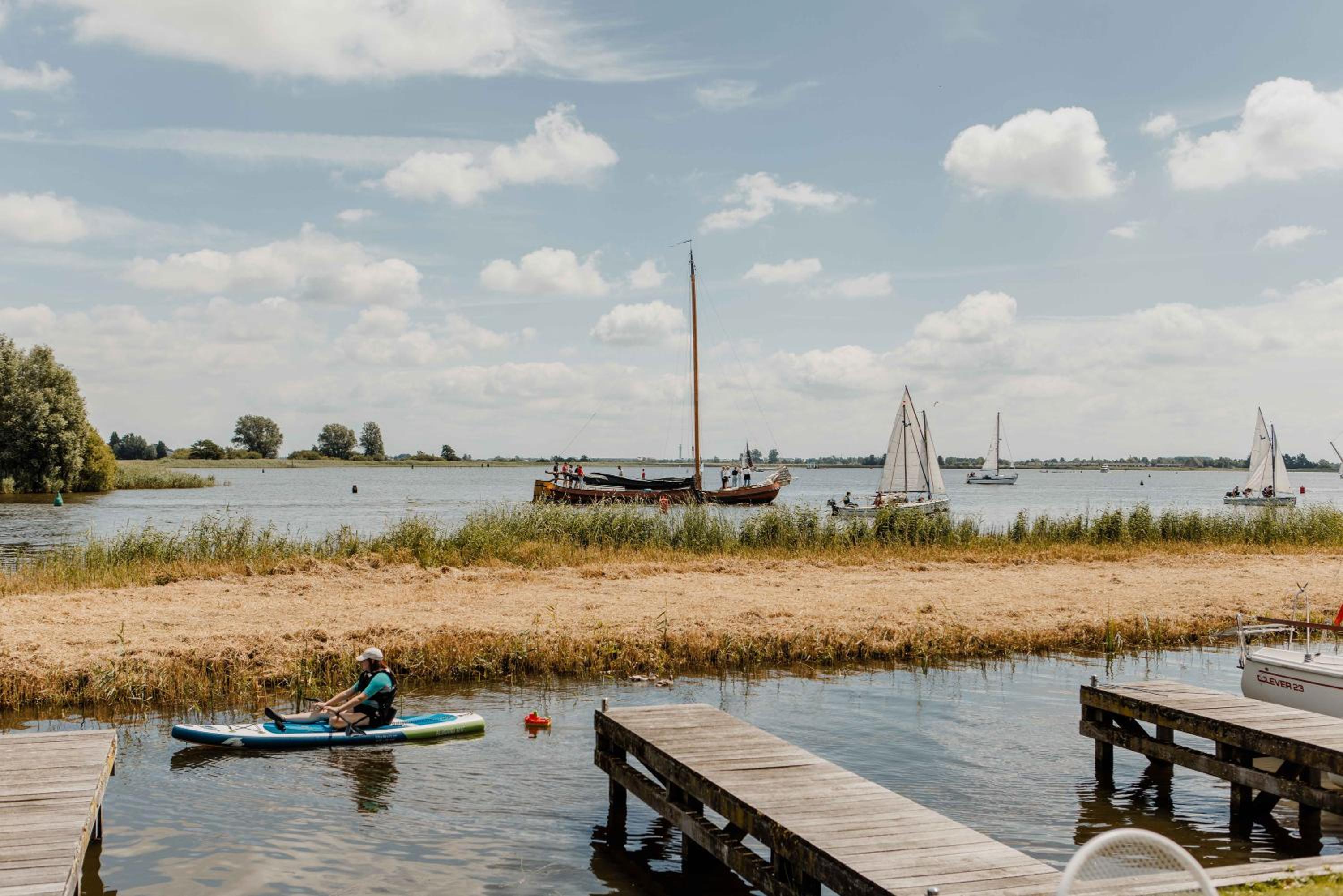 Luxury Townhouses in Heeg (6 & 8 Guests) with Roof Terrace, Views & Private Dock on the Heegermeer