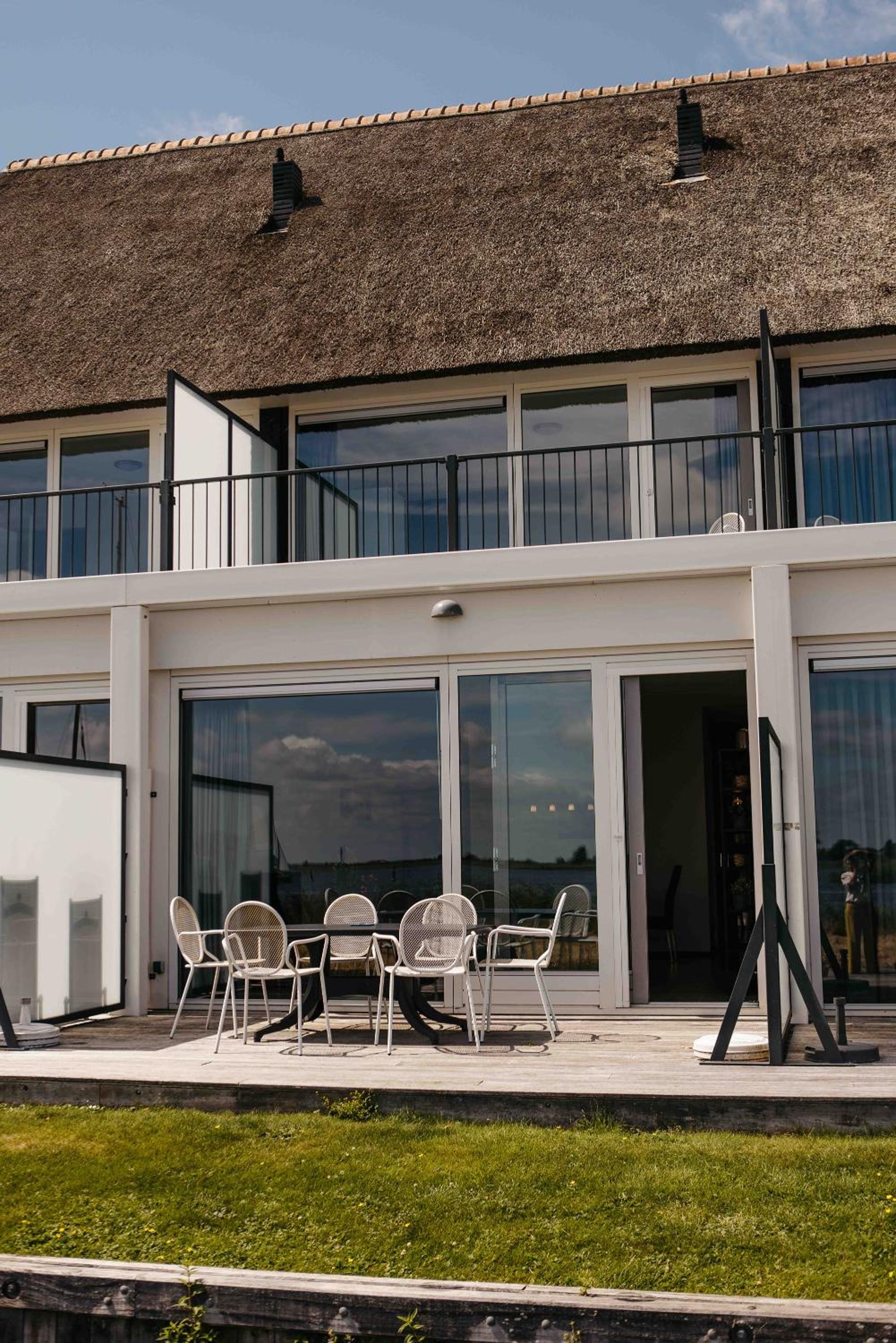 Luxury Townhouses in Heeg (6 & 8 Guests) with Roof Terrace, Views & Private Dock on the Heegermeer