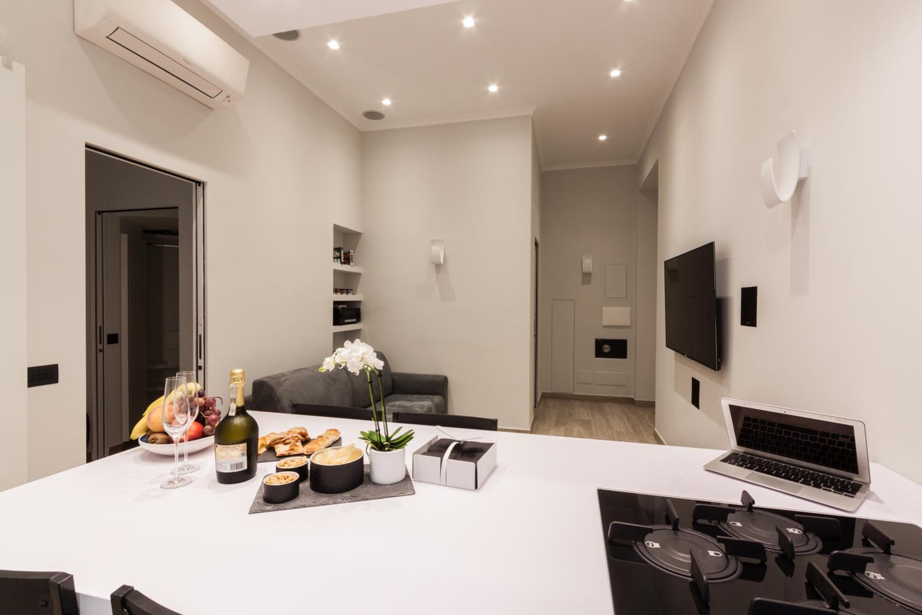 Domus Quiritum Elite, Vatican luxury apartment