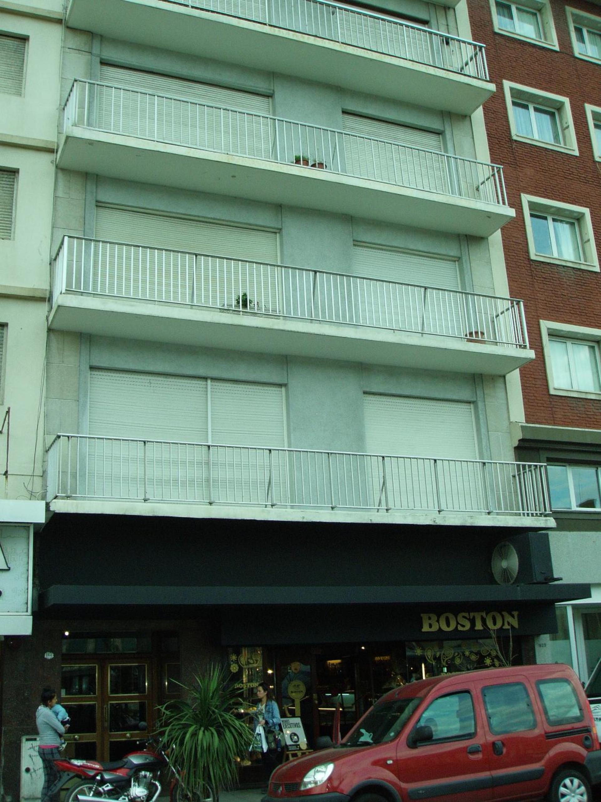 Departamento completo centro frente a la playa y Casino central 2 amb luminosos