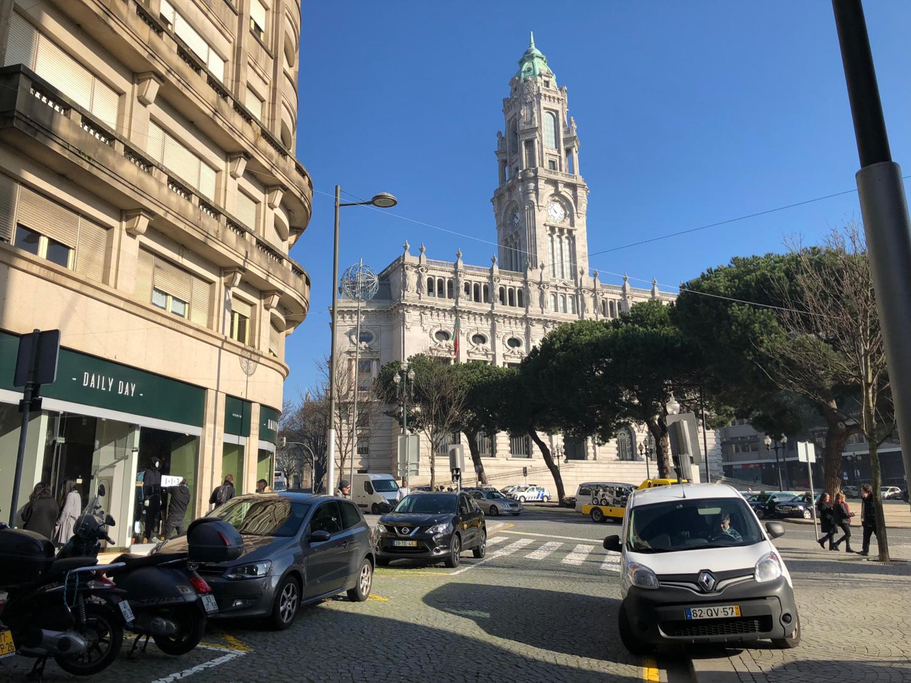 HOMEinTOWN Almada - Downtown Elegant Apartment - Terrace AC & WIFI view 4