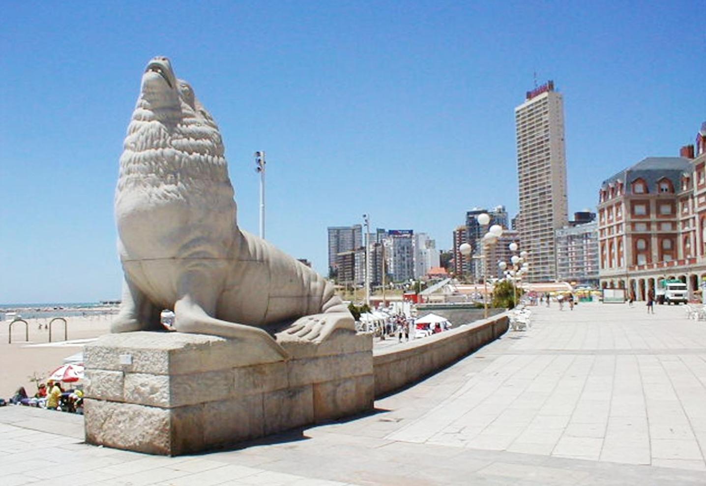 Departamento completo centro frente a la playa y Casino central 2 amb luminosos
