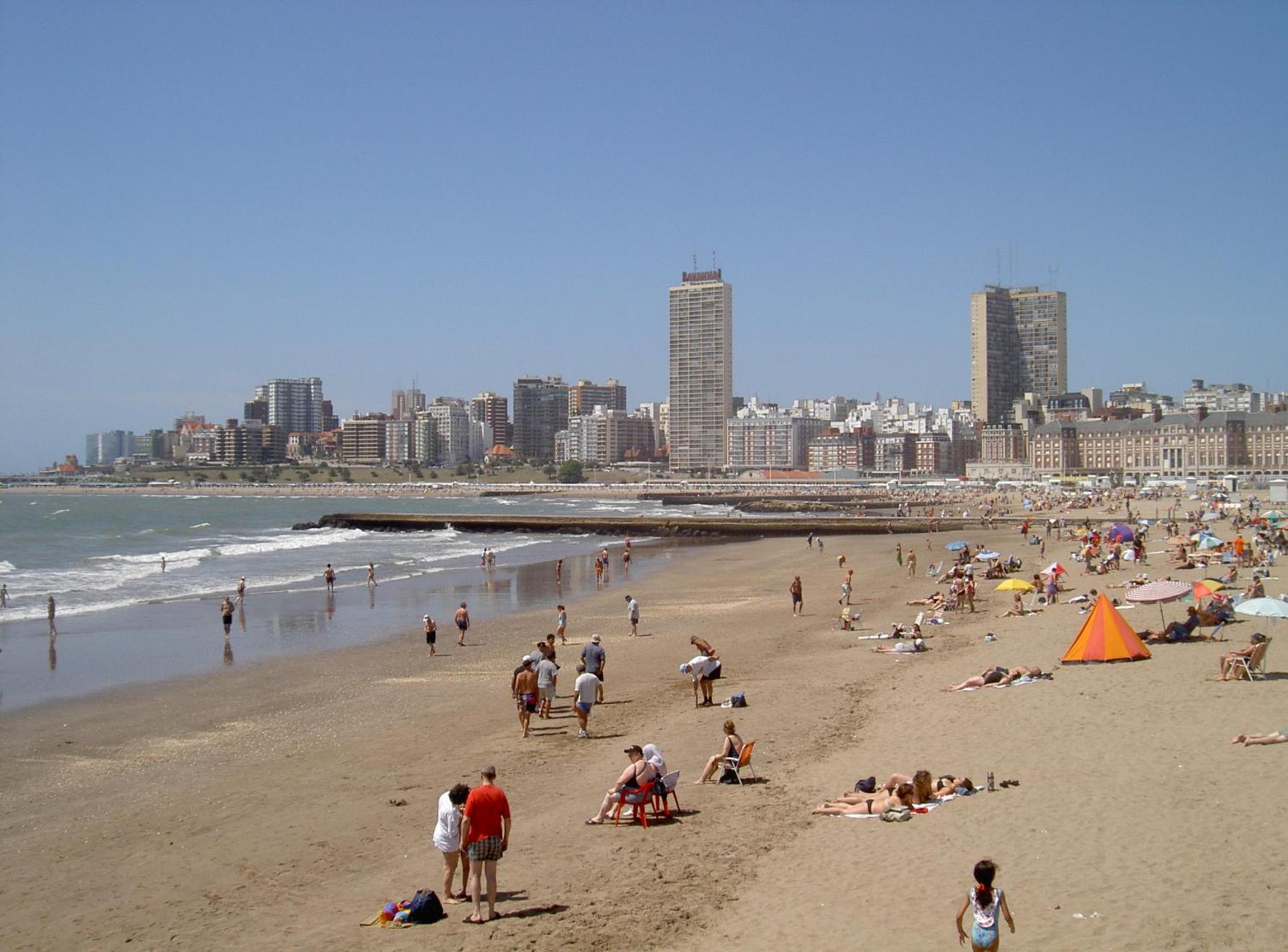 Departamento completo centro frente a la playa y Casino central 2 amb luminosos