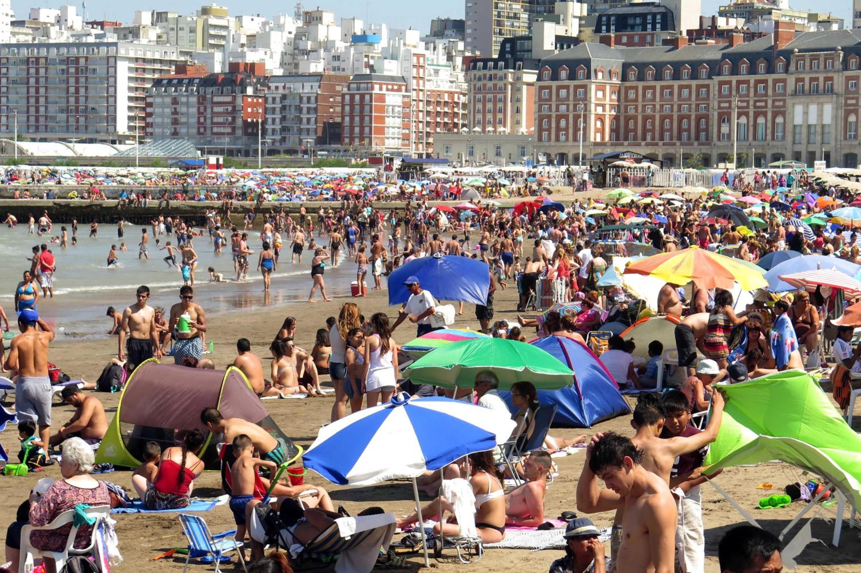 Departamento completo centro frente a la playa y Casino central 2 amb luminosos