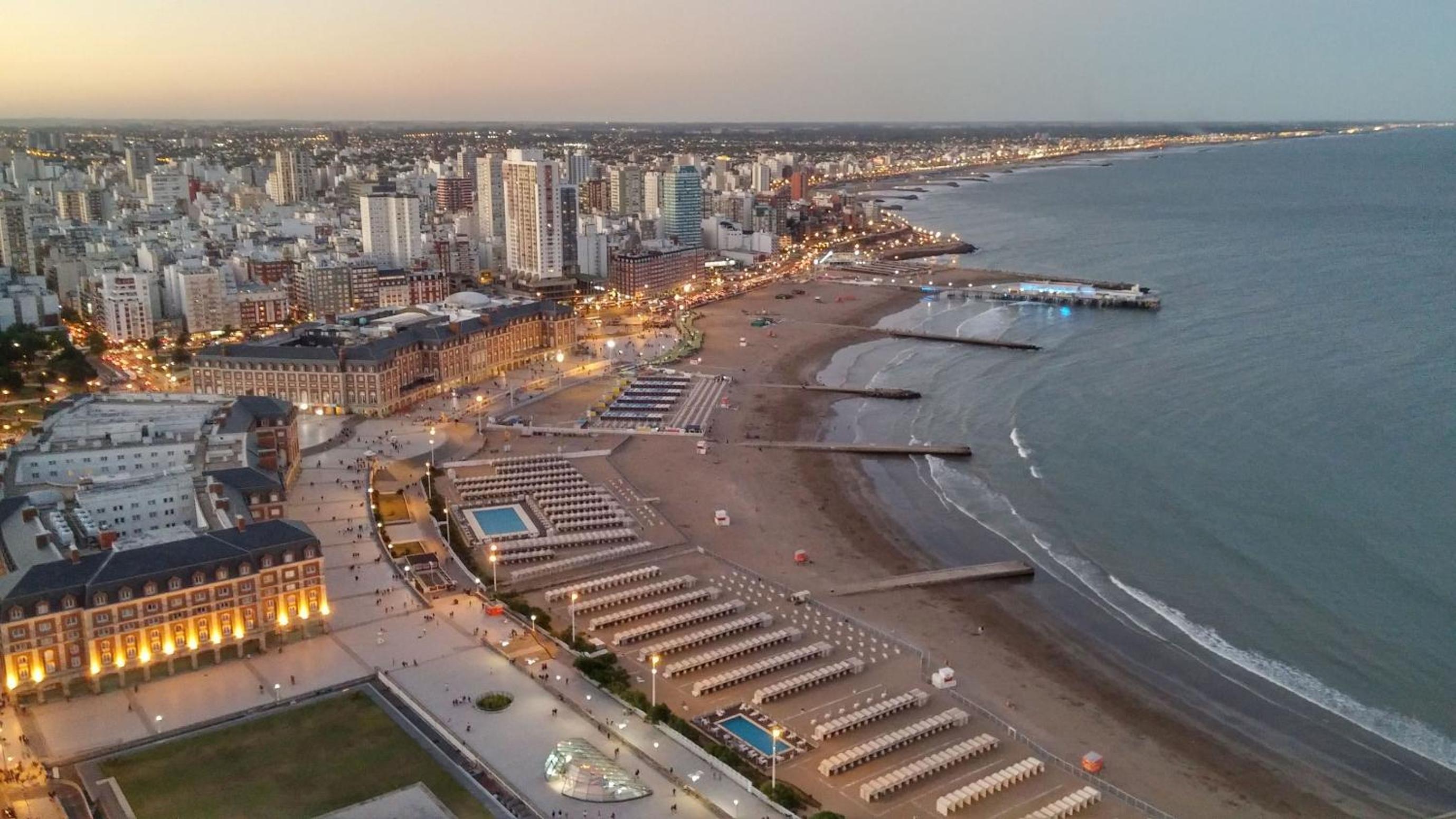 Departamento completo centro frente a la playa y Casino central 2 amb luminosos