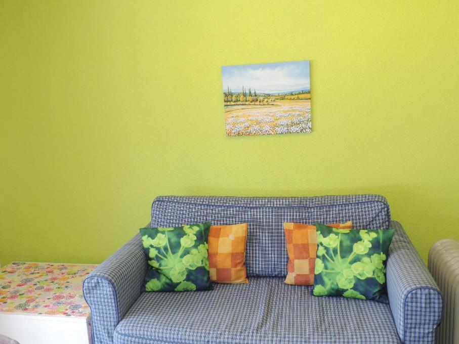 Gentiana (162 Li) Studio view 5