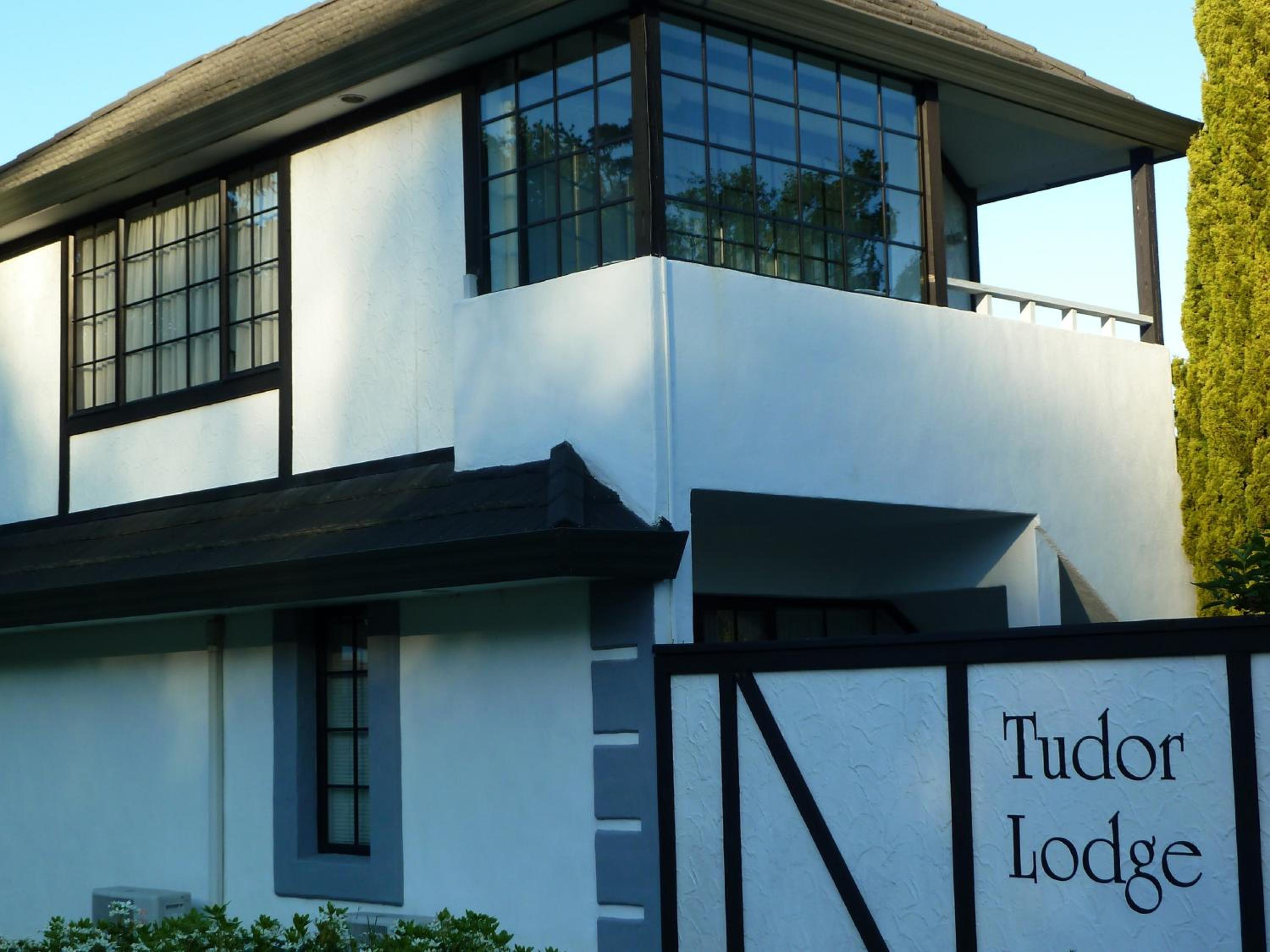 Tudor Lodge Motel