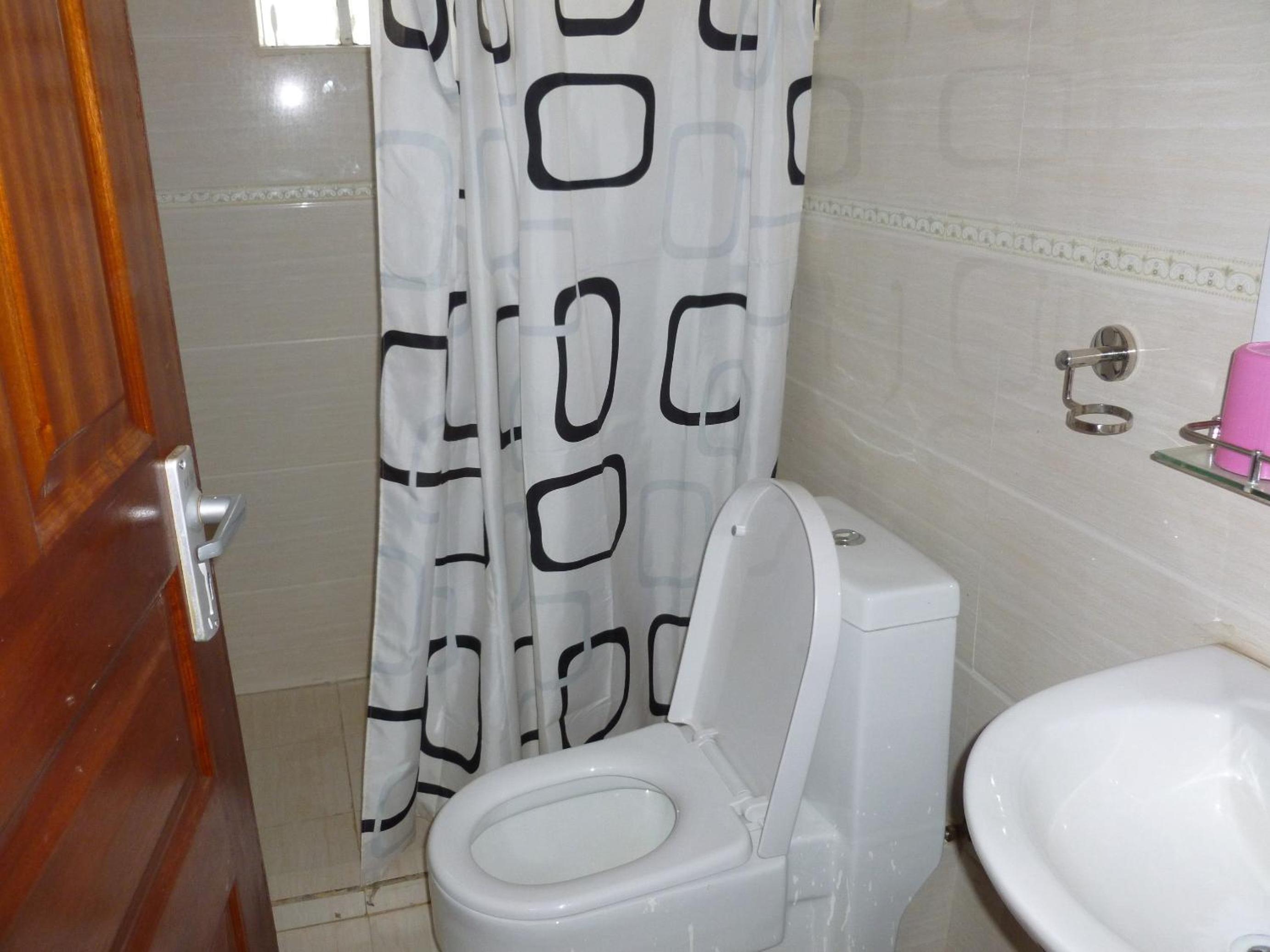 Cozy 3 Bedroom All Ensuite Apartment view 3