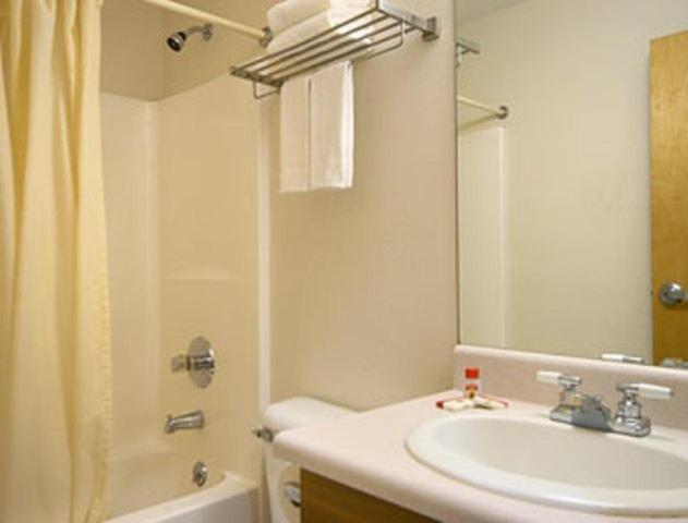 Super 8 by Wyndham Bedford view 4