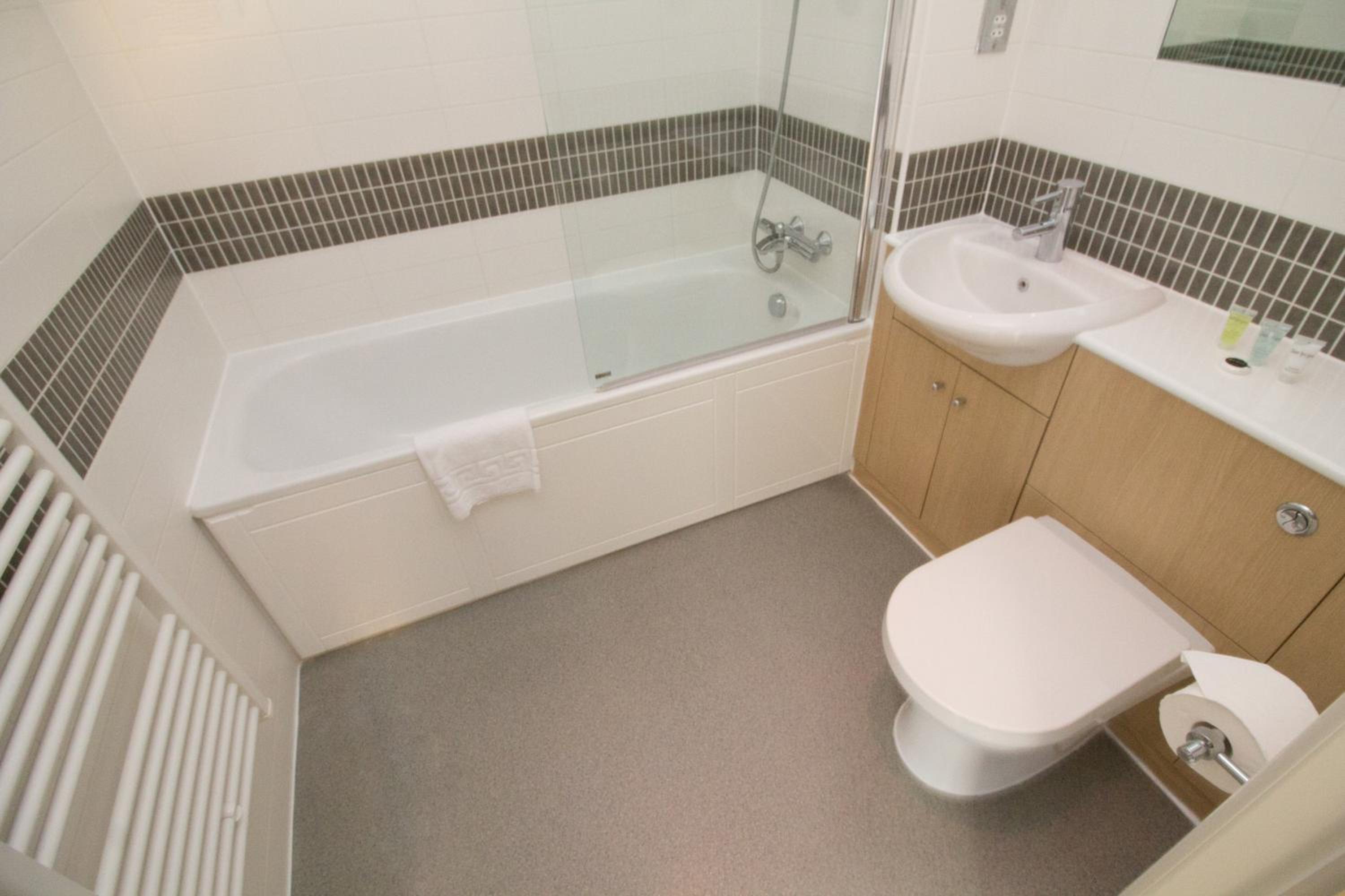 iSTAY APARTMENTS at VIZION - Fully Equipped Modern Serviced Apartments with Balconies, Superfast Broadband, Free Allocated Parking Space, 24h Security, Roo view 4