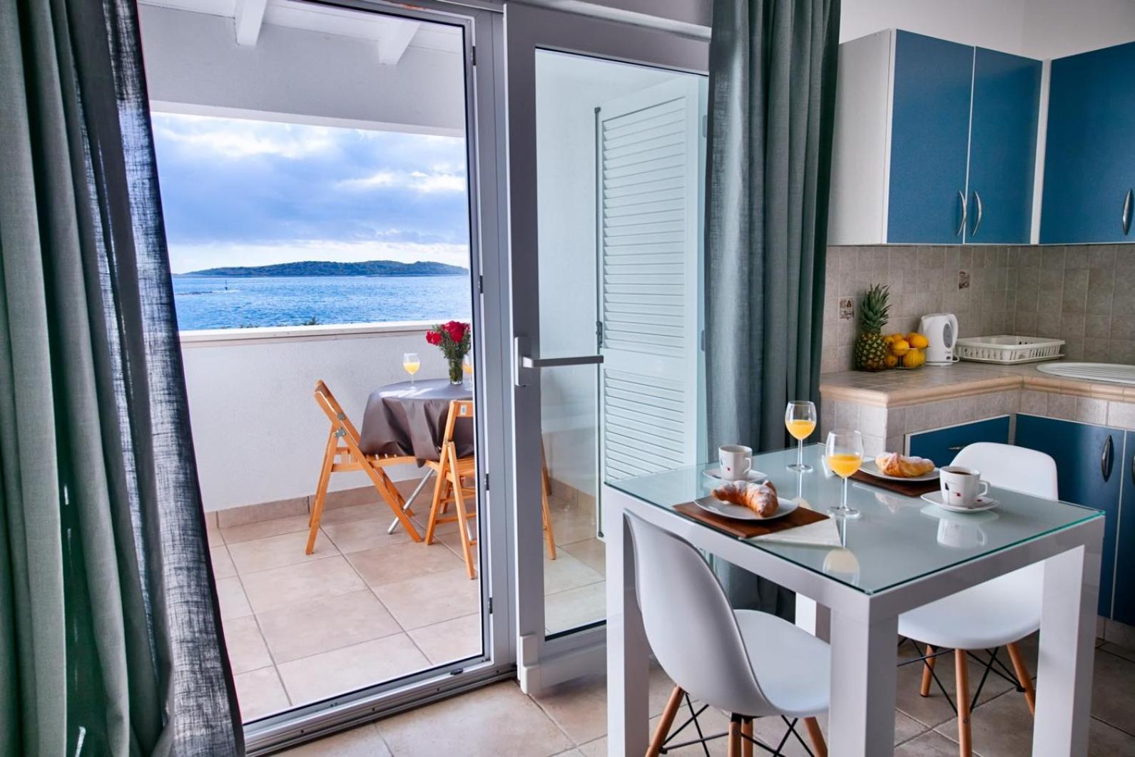 Seafront Suites Maja apartamentos en Vis — balance & terrace