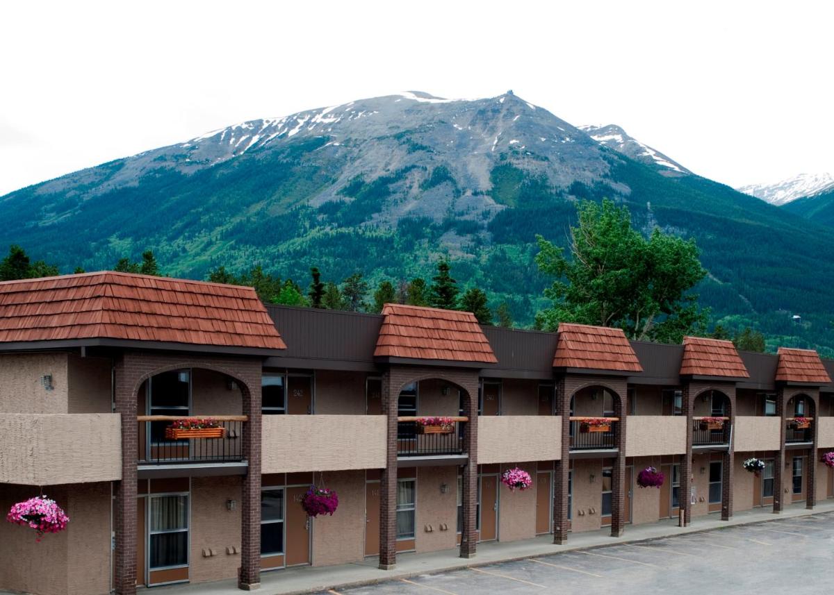 Jasper Vacations - Maligne Lodge - Property Image 1