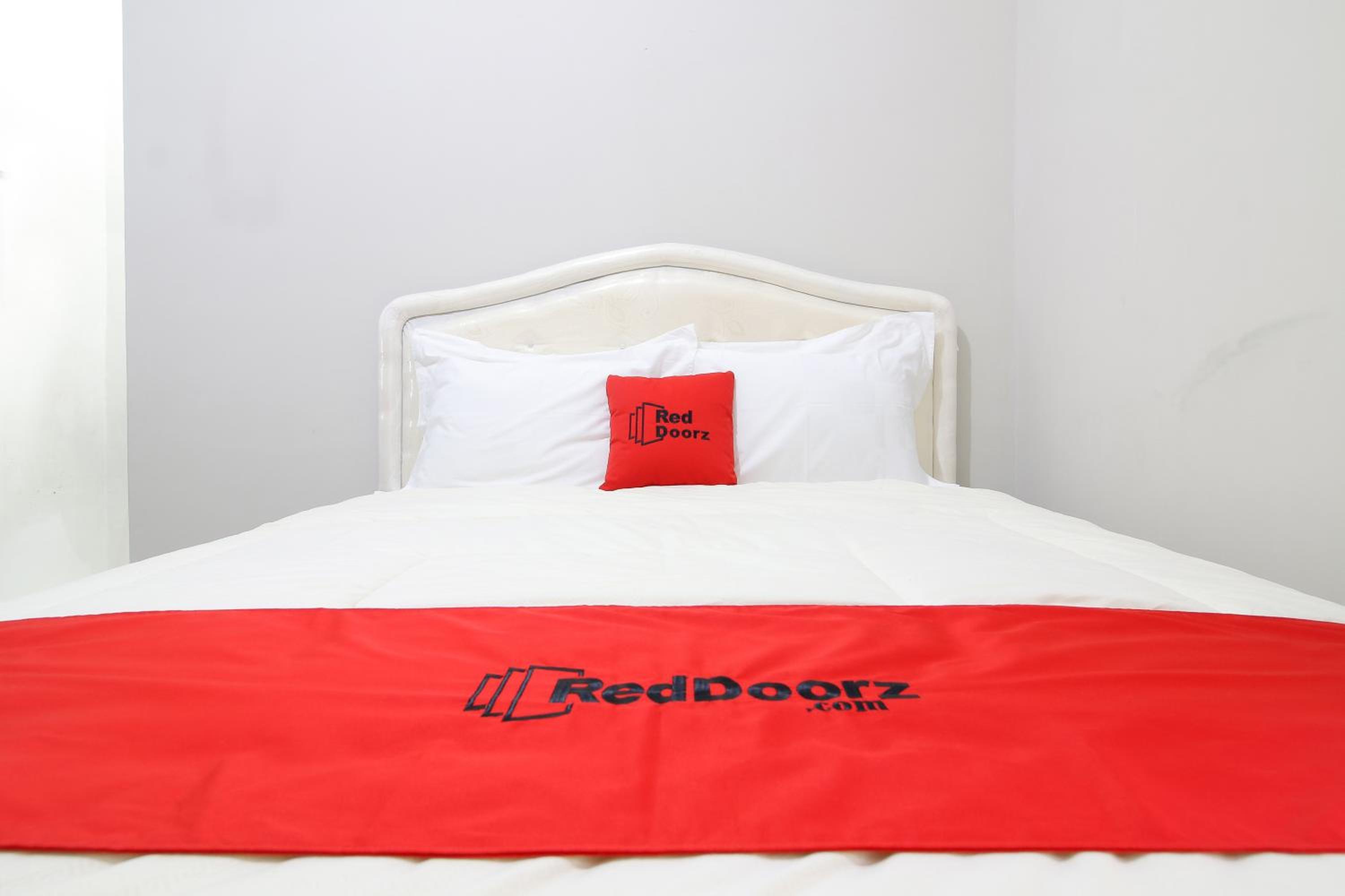 RedDoorz Plus near STIE YKPN