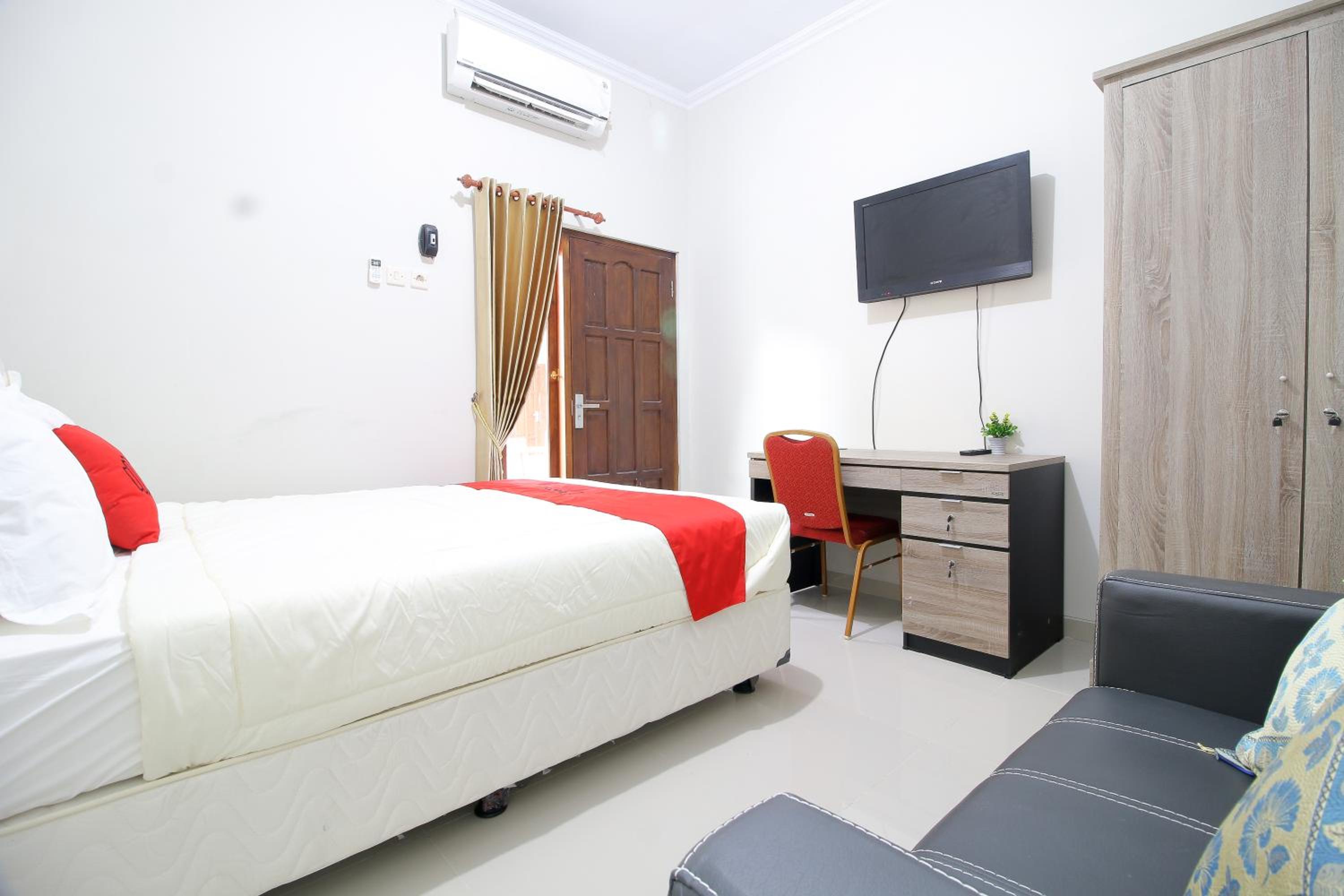 RedDoorz Plus near STIE YKPN