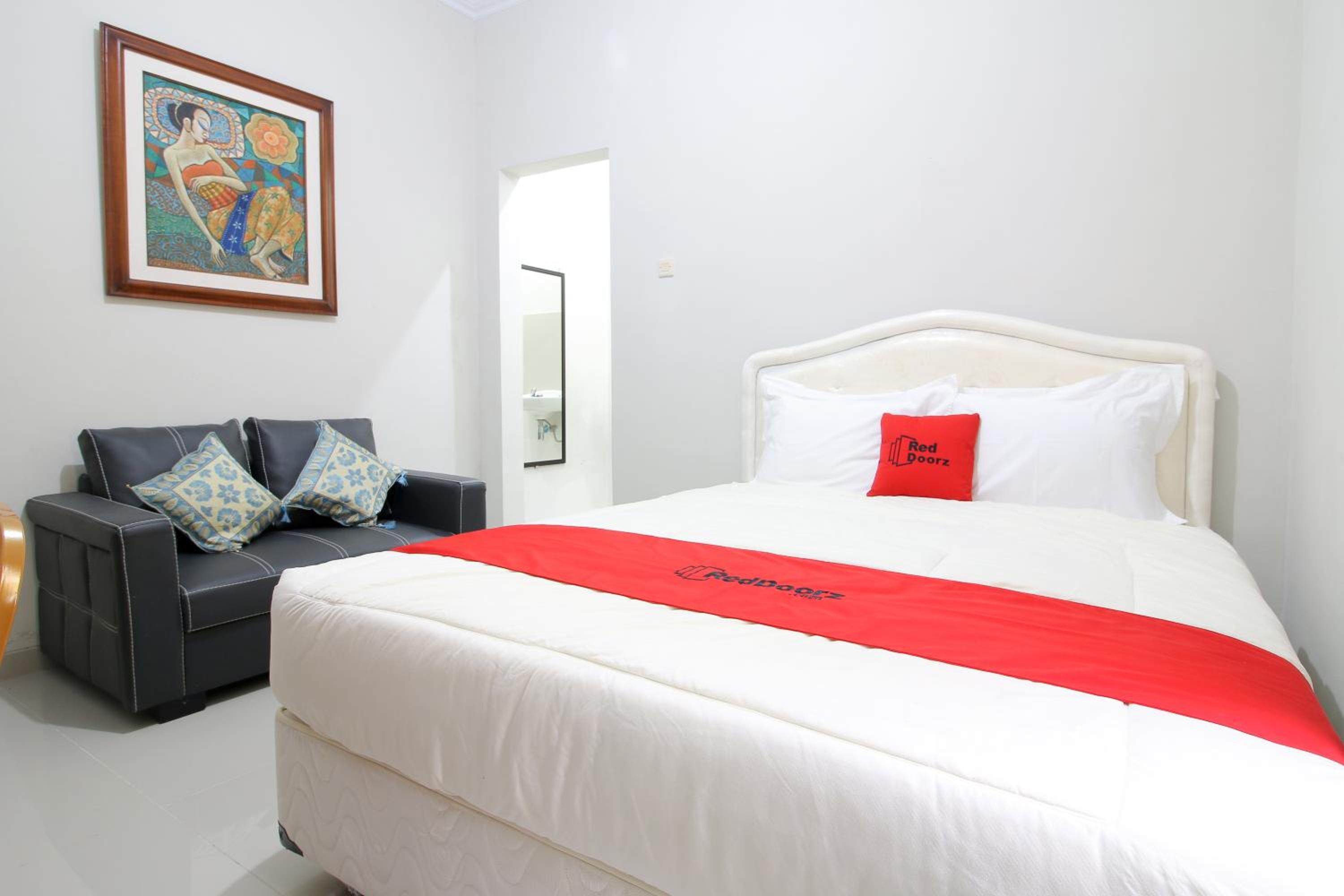 RedDoorz Plus near STIE YKPN