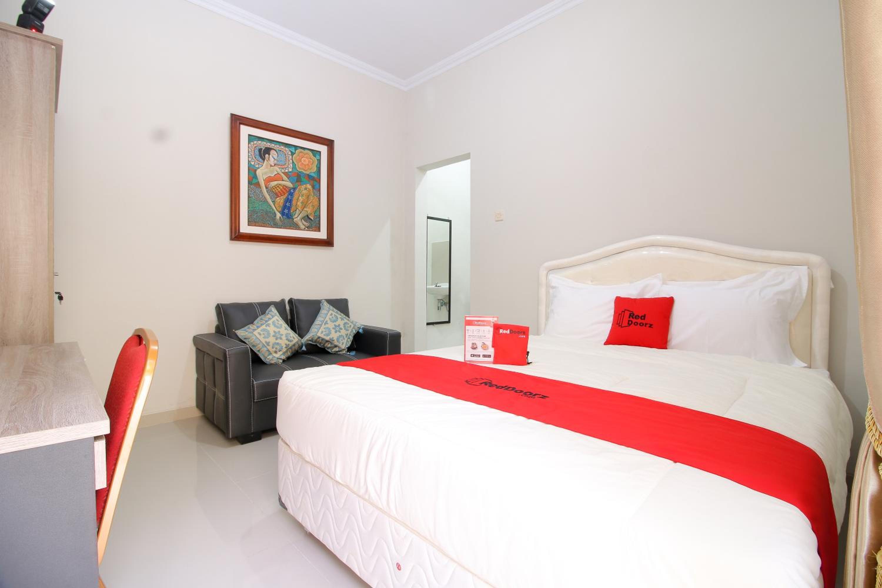 RedDoorz Plus near STIE YKPN