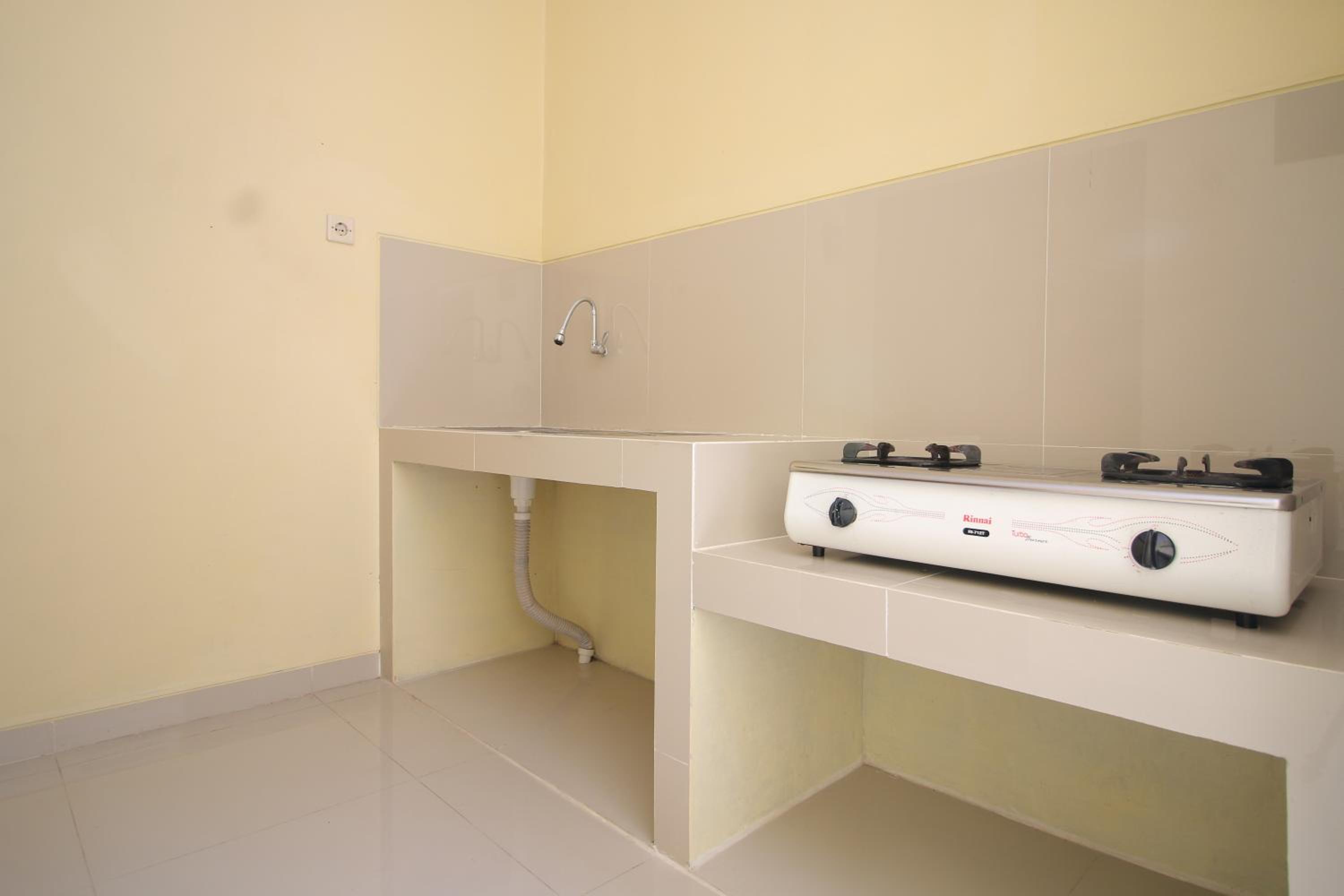 RedDoorz Plus near STIE YKPN