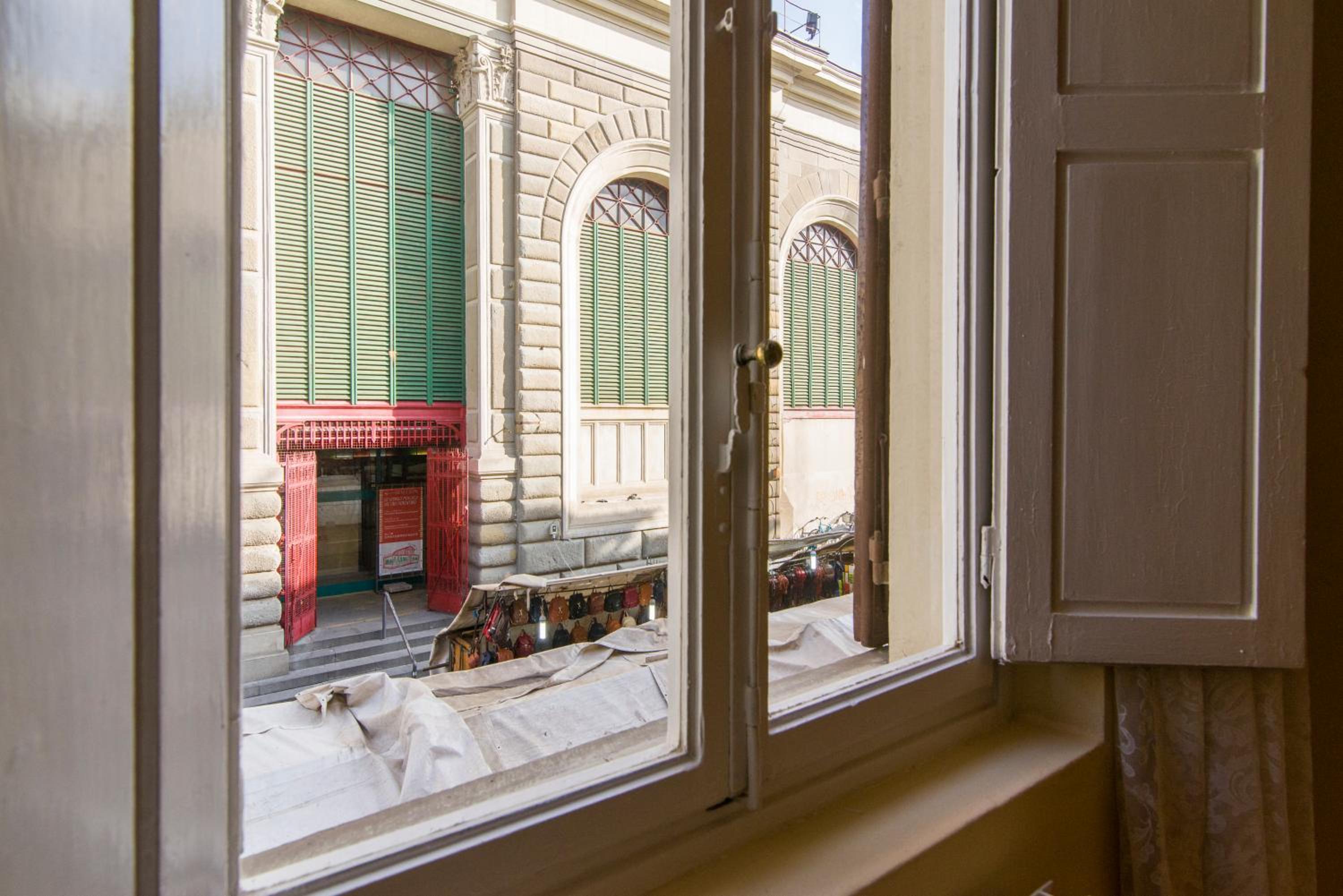 GuestHost - Florence Ariento Romantic Apartment