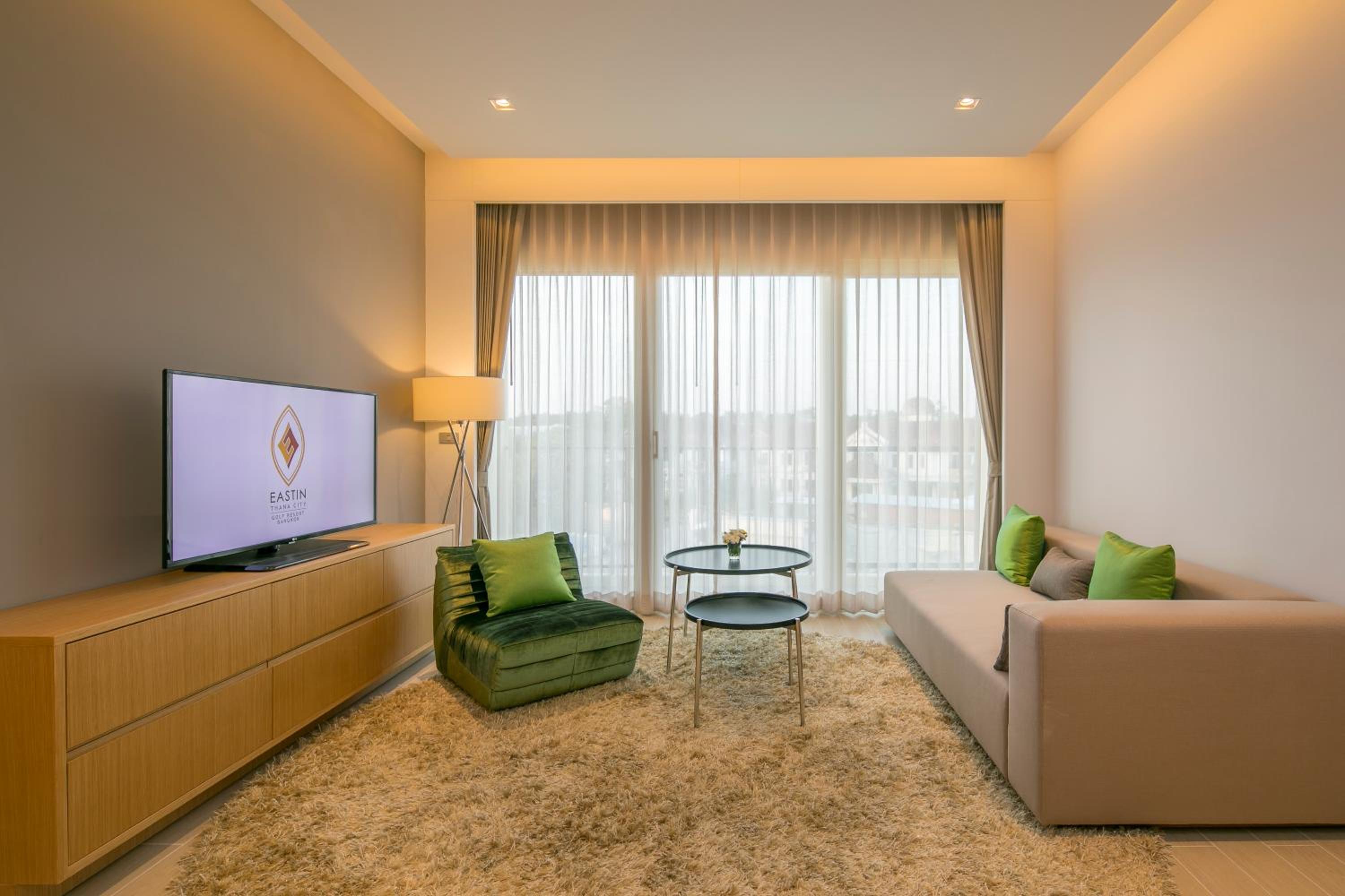 Eastin Thana City Golf Resort Bangkok Free Scheduled Shuttle from Hotel to Suvarnabhumi Airport