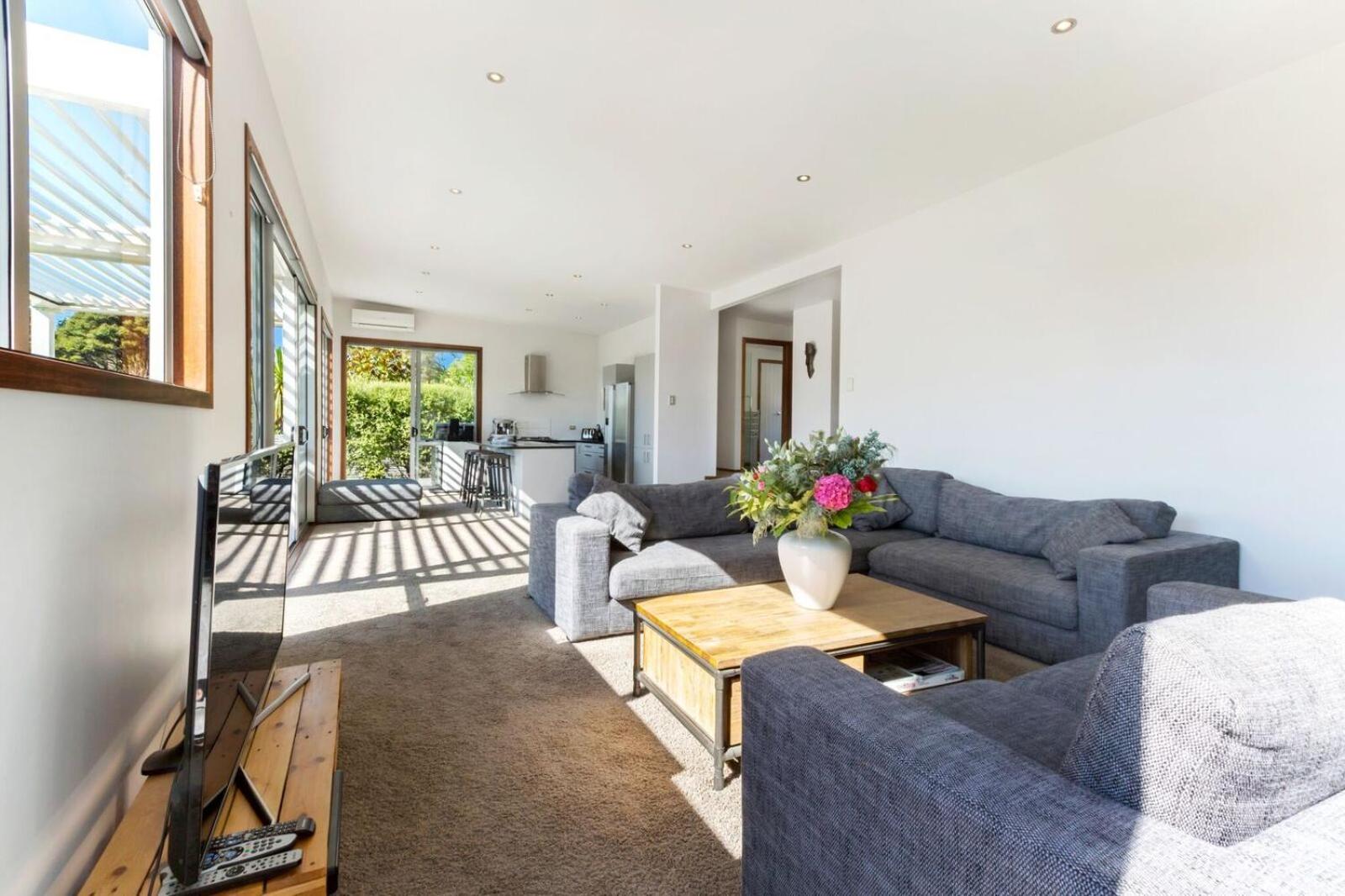 Karaka Sanctuary with Spa Pool by Waiheke Unlimited view 3