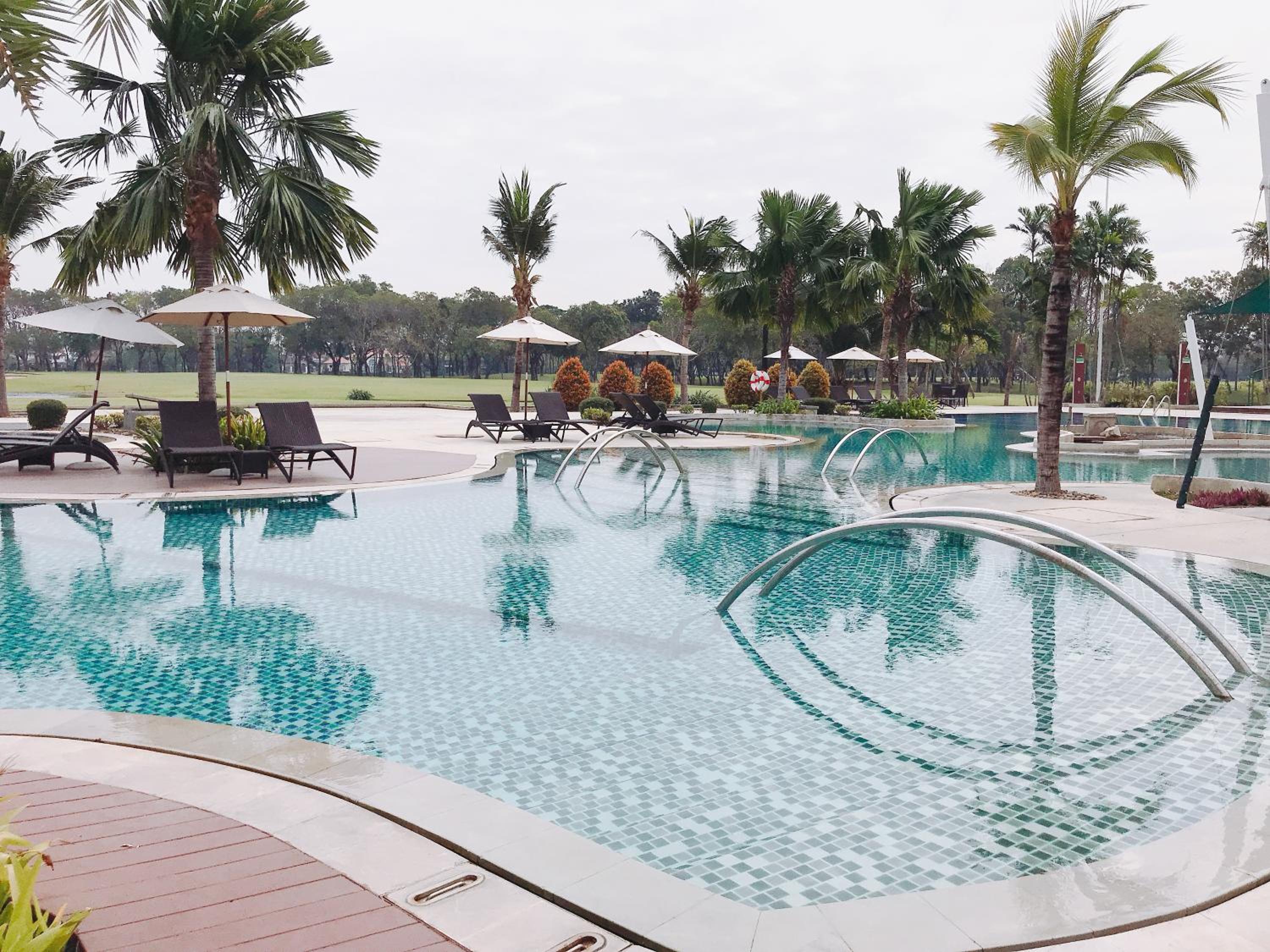 Eastin Thana City Golf Resort Bangkok Free Scheduled Shuttle from Hotel to Suvarnabhumi Airport