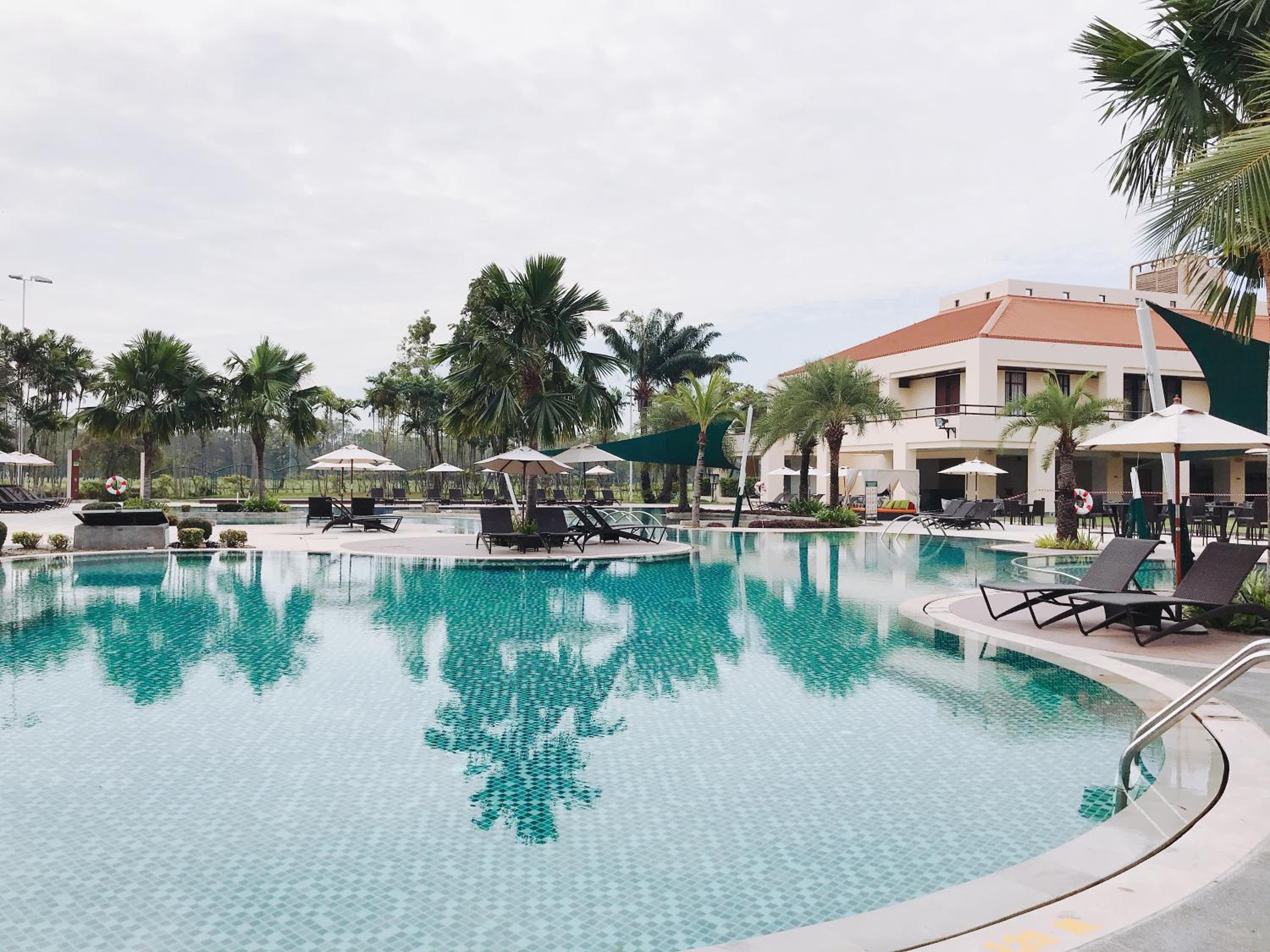 Eastin Thana City Golf Resort Bangkok Free Scheduled Shuttle from Hotel to Suvarnabhumi Airport