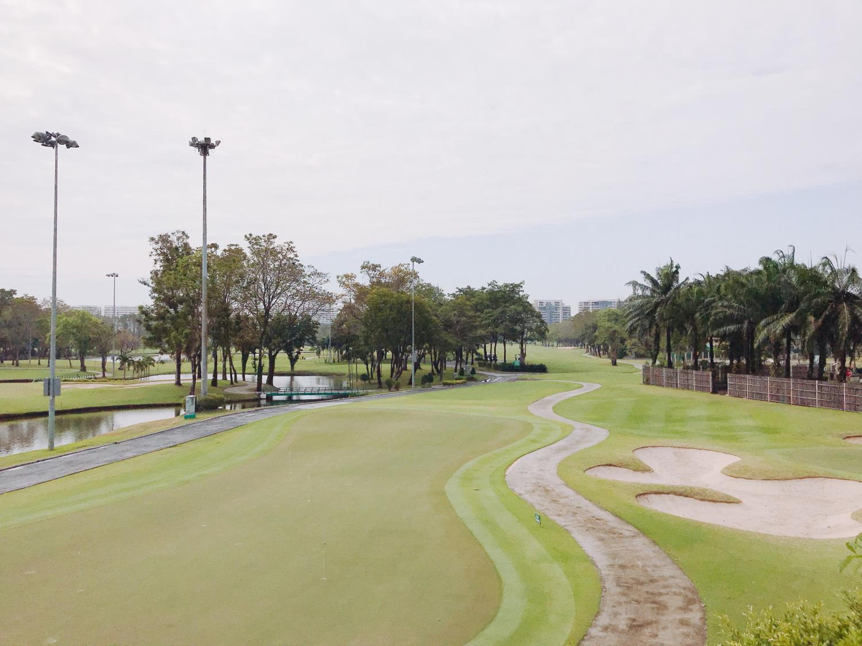 Eastin Thana City Golf Resort Bangkok Free Scheduled Shuttle from Hotel to Suvarnabhumi Airport