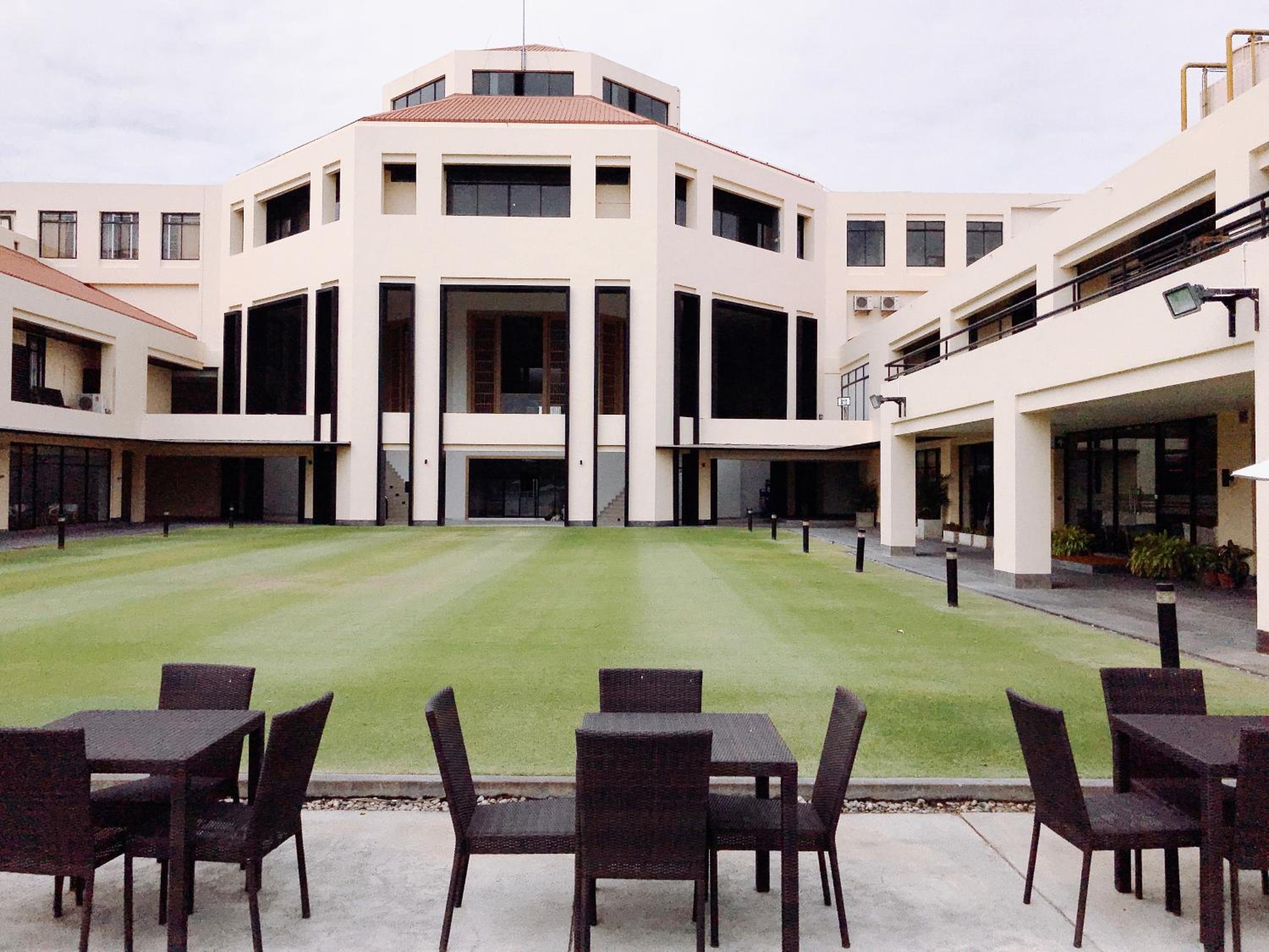 Eastin Thana City Golf Resort Bangkok Free Scheduled Shuttle from Hotel to Suvarnabhumi Airport
