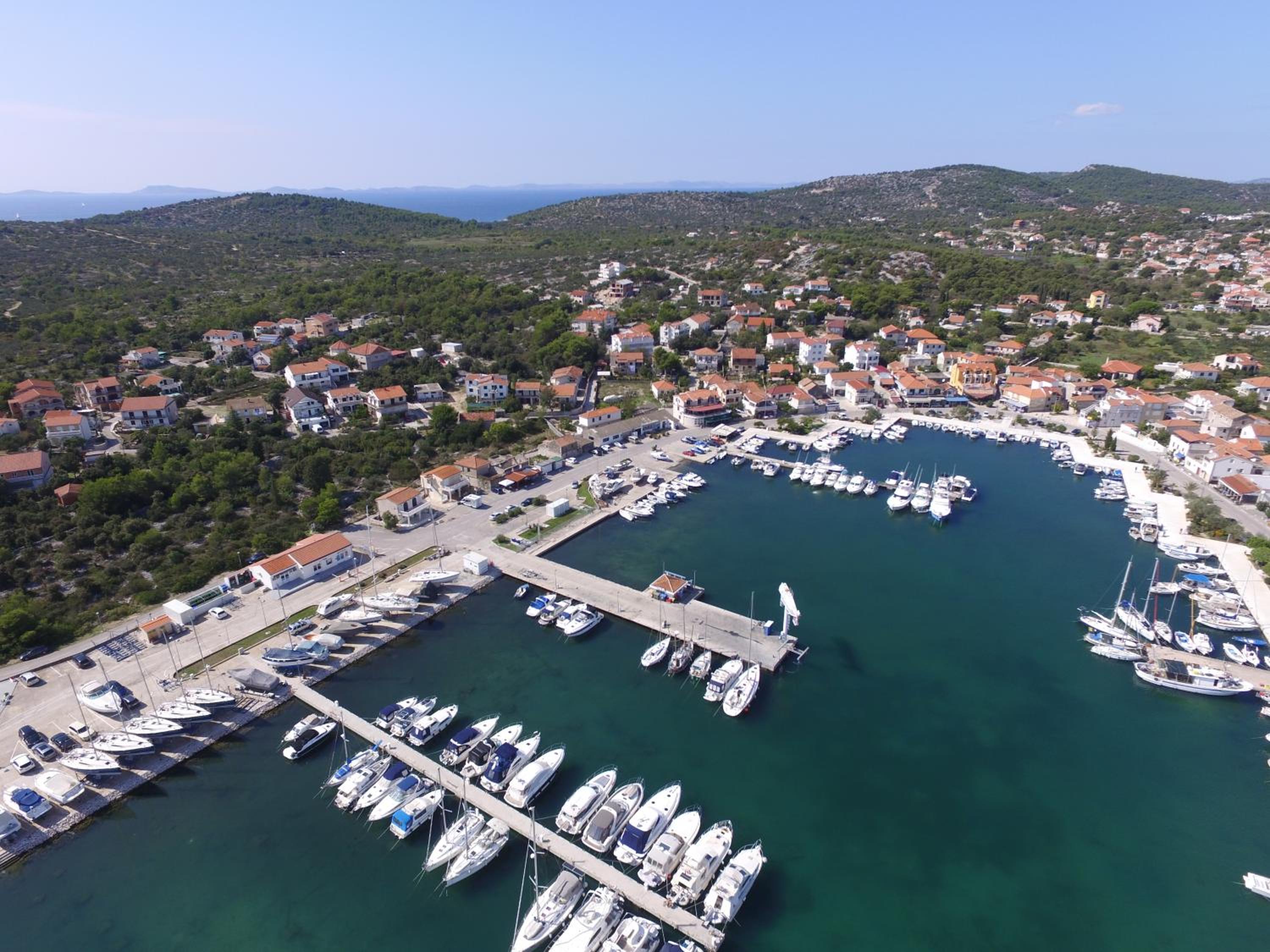 Apartments Lavanda - free parking and grill view 4