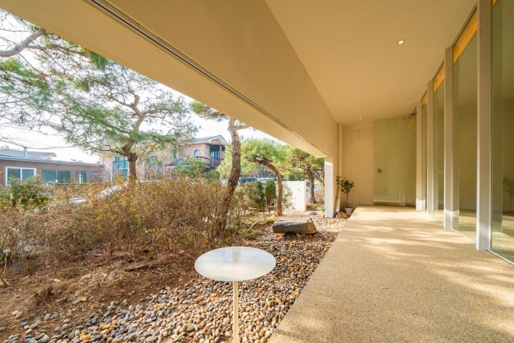 Daebudo Space Pool Villa