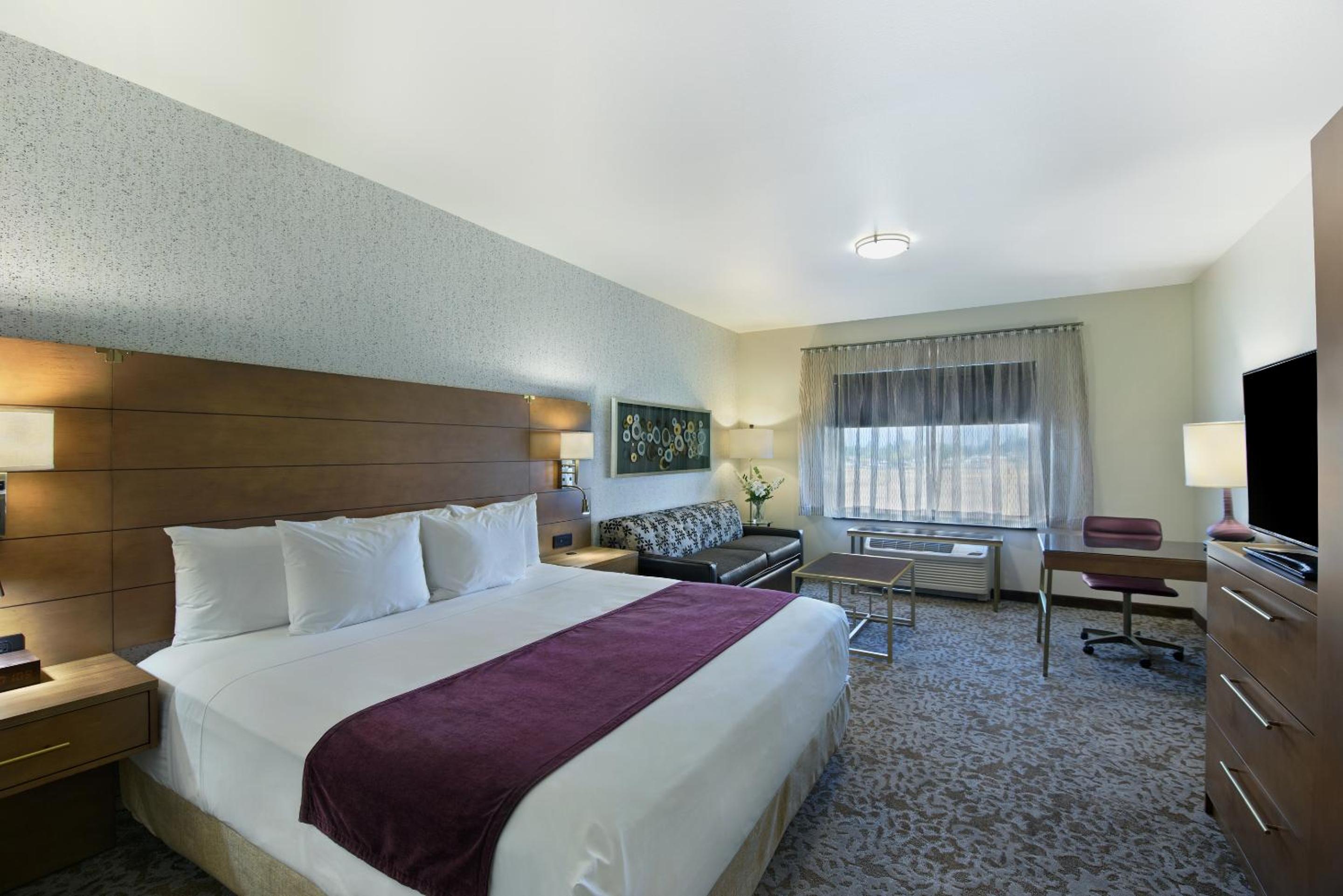 Rohnert Park Vacations - Oxford Suites Sonoma - Rohnert Park - Property Image 2
