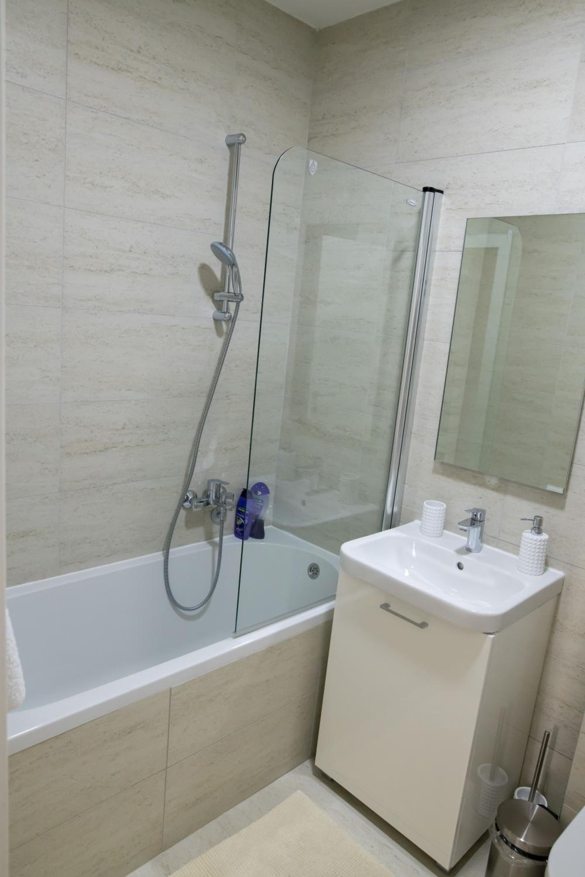 Bella Apartment with free parking view 4