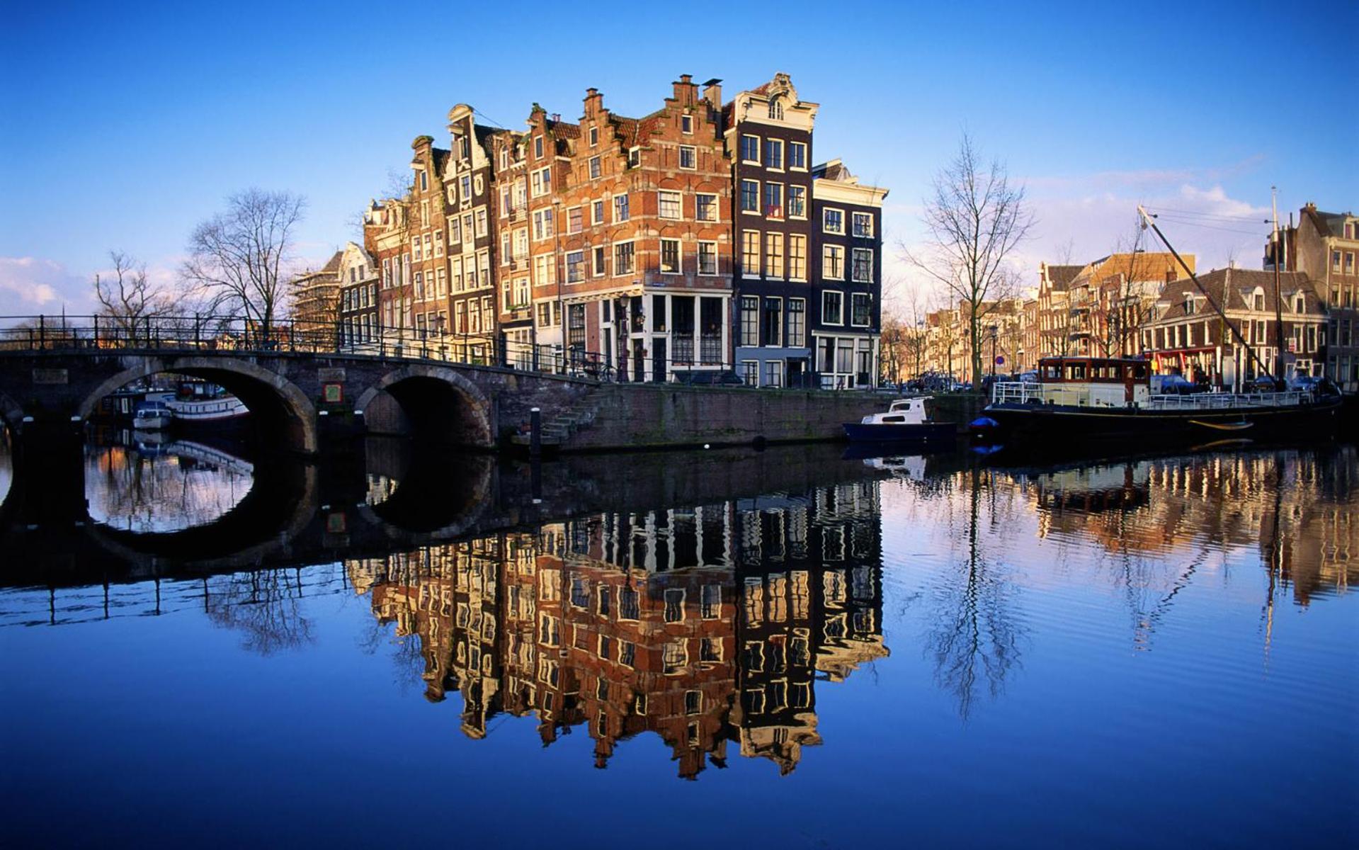 Central & Quiet Canal Apartment