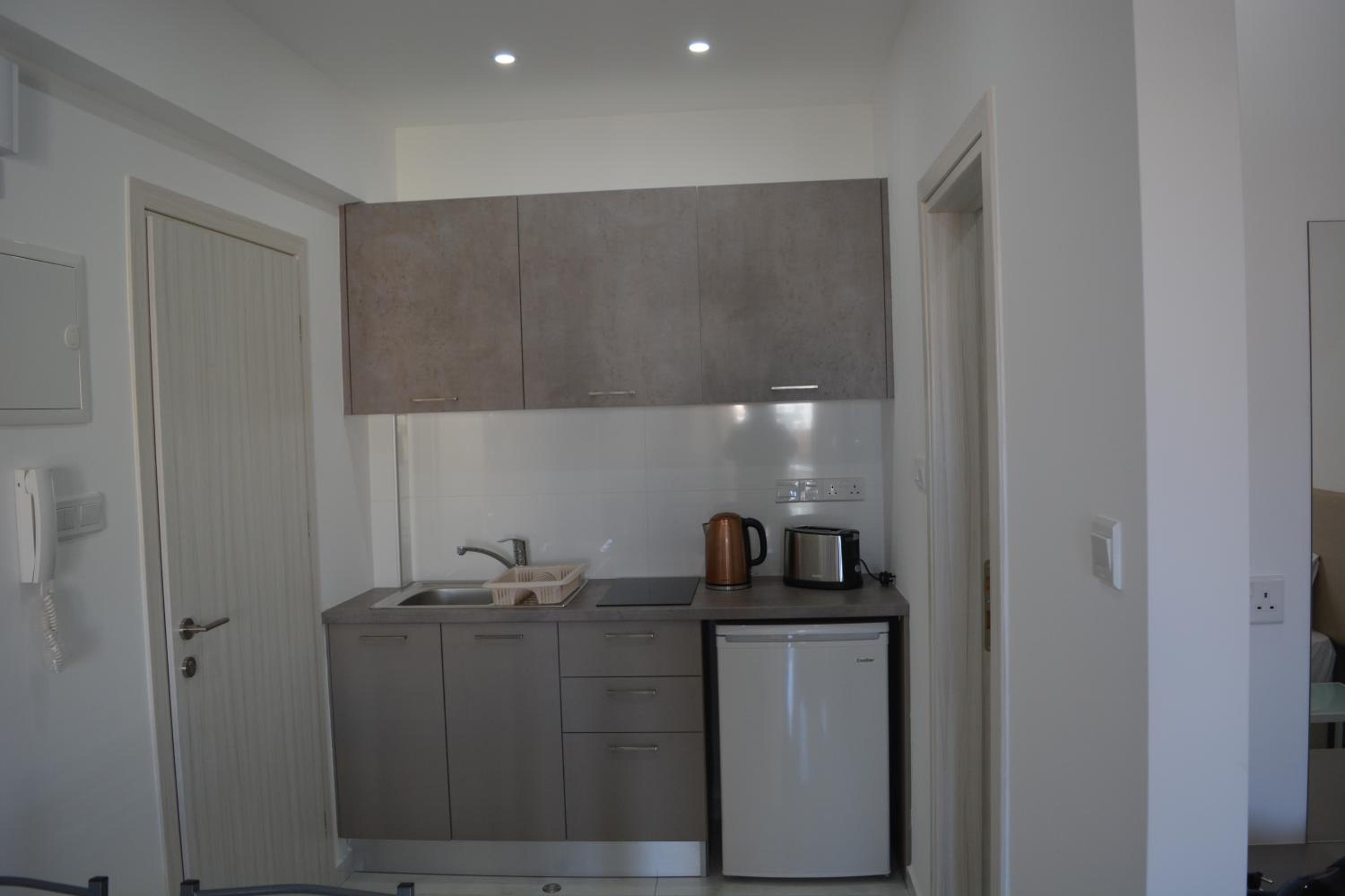 P.L Hermes Studios & Apartments