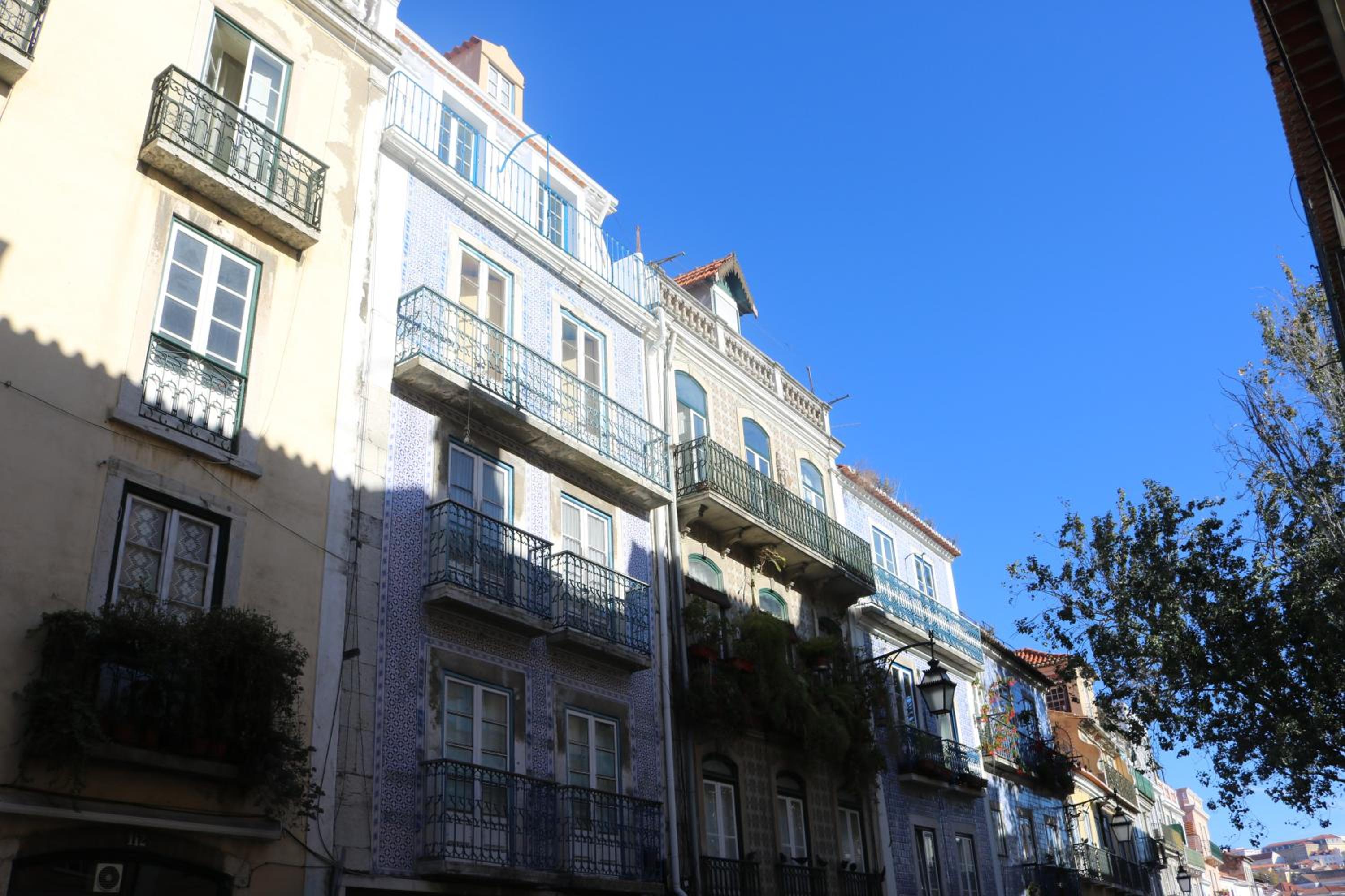 Spacious, Bright and Newly Renovated 2 Bedroom Apartment, Lisbon Historical Center, Madragoa view 4