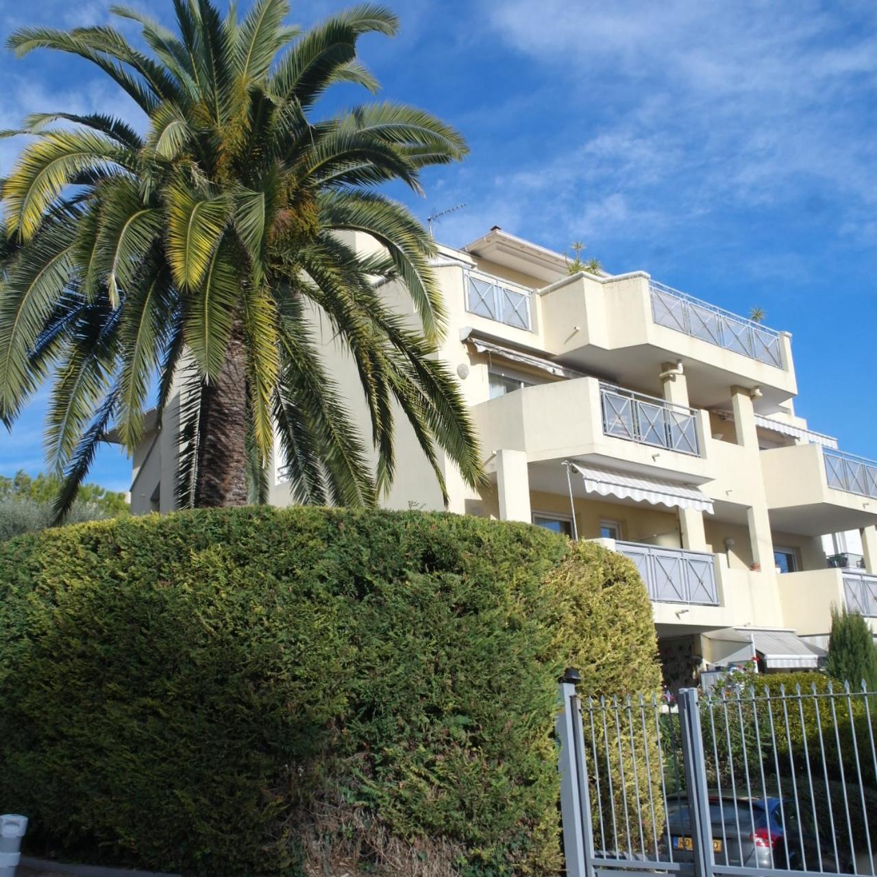 Villa Soraya , quiet location with big garden near beach and old town of NICE view 3