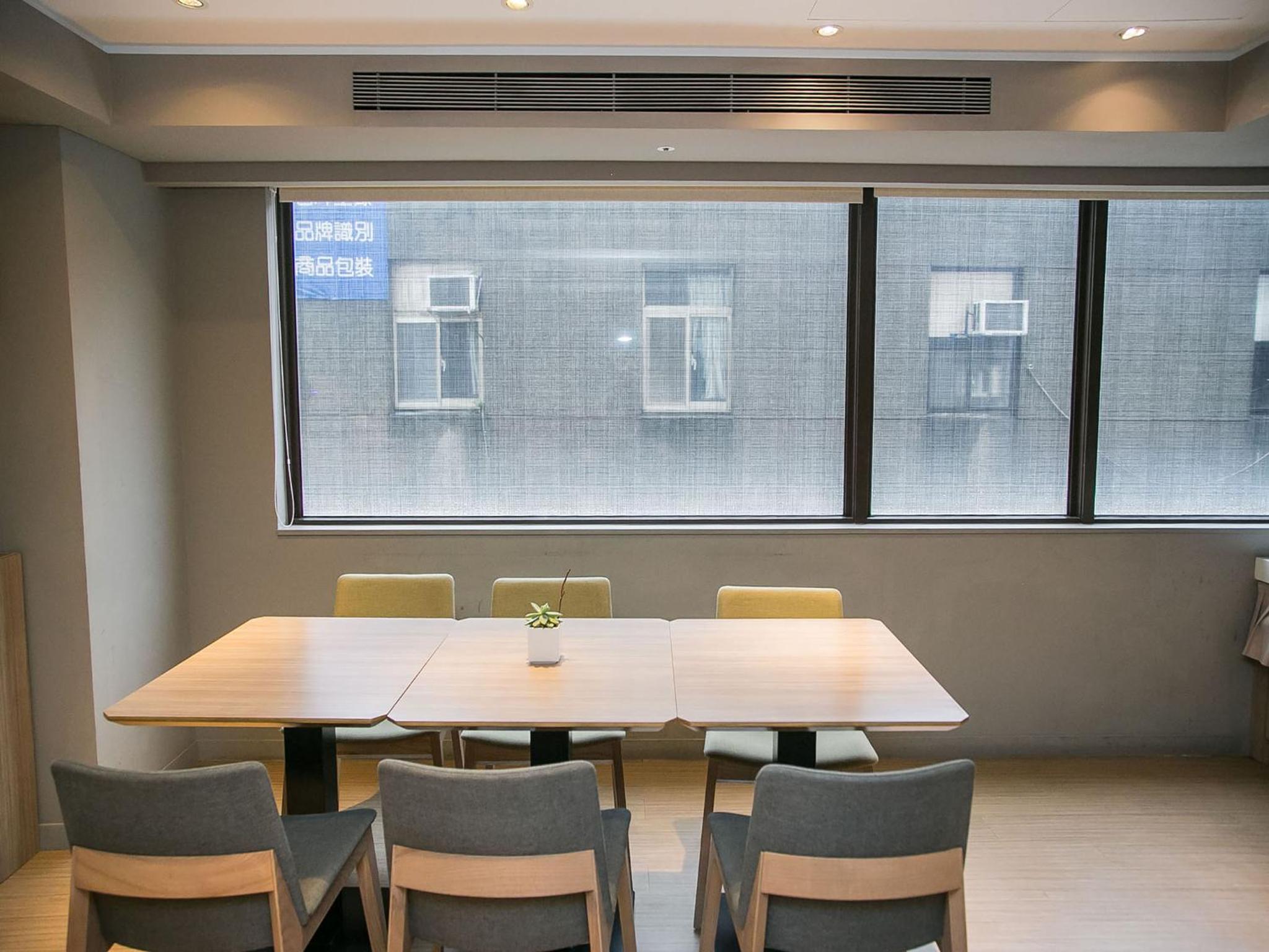 Royal Inn Taipei Linsen - Huashan 1914 Creative Park