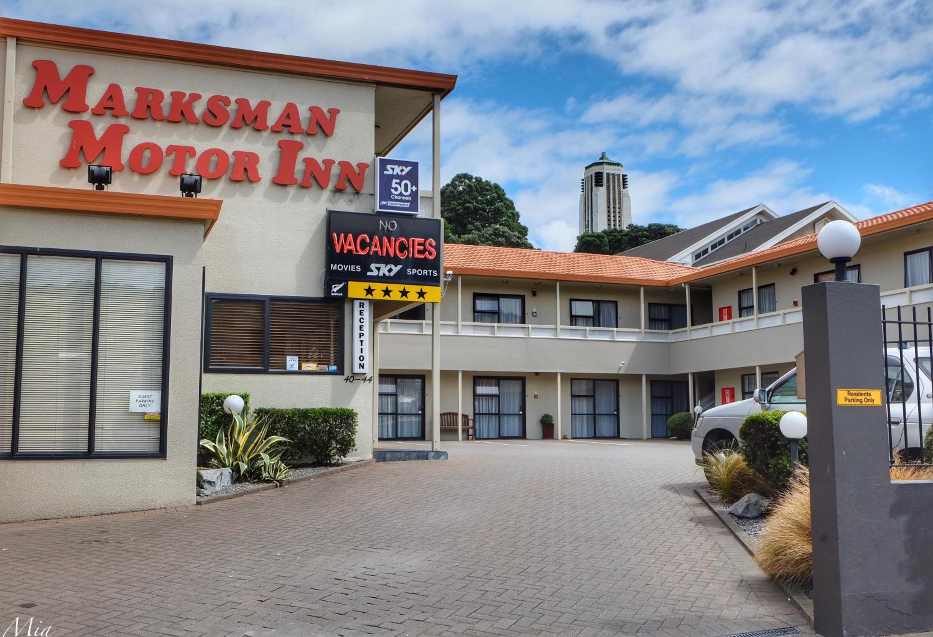 Hotel Marksman Motor Inn - Image 1