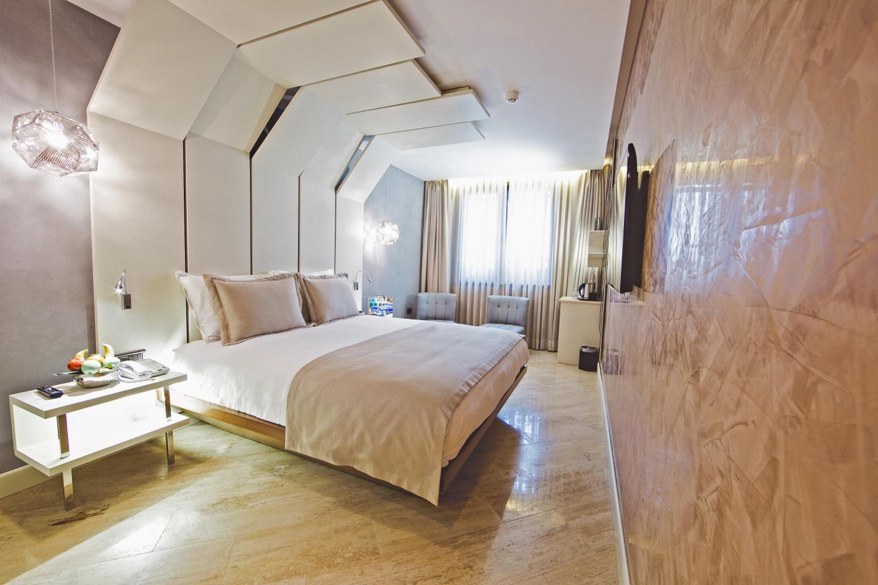 Maroon Otel Pera - Image 9